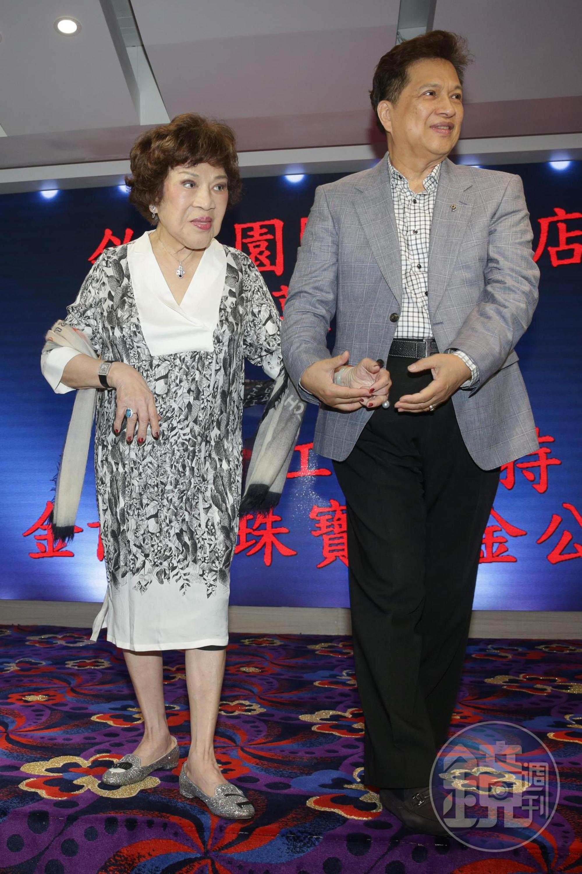 阿姑強調婚宴錢花下去不是問題,而李朝永也隨時牽緊她。