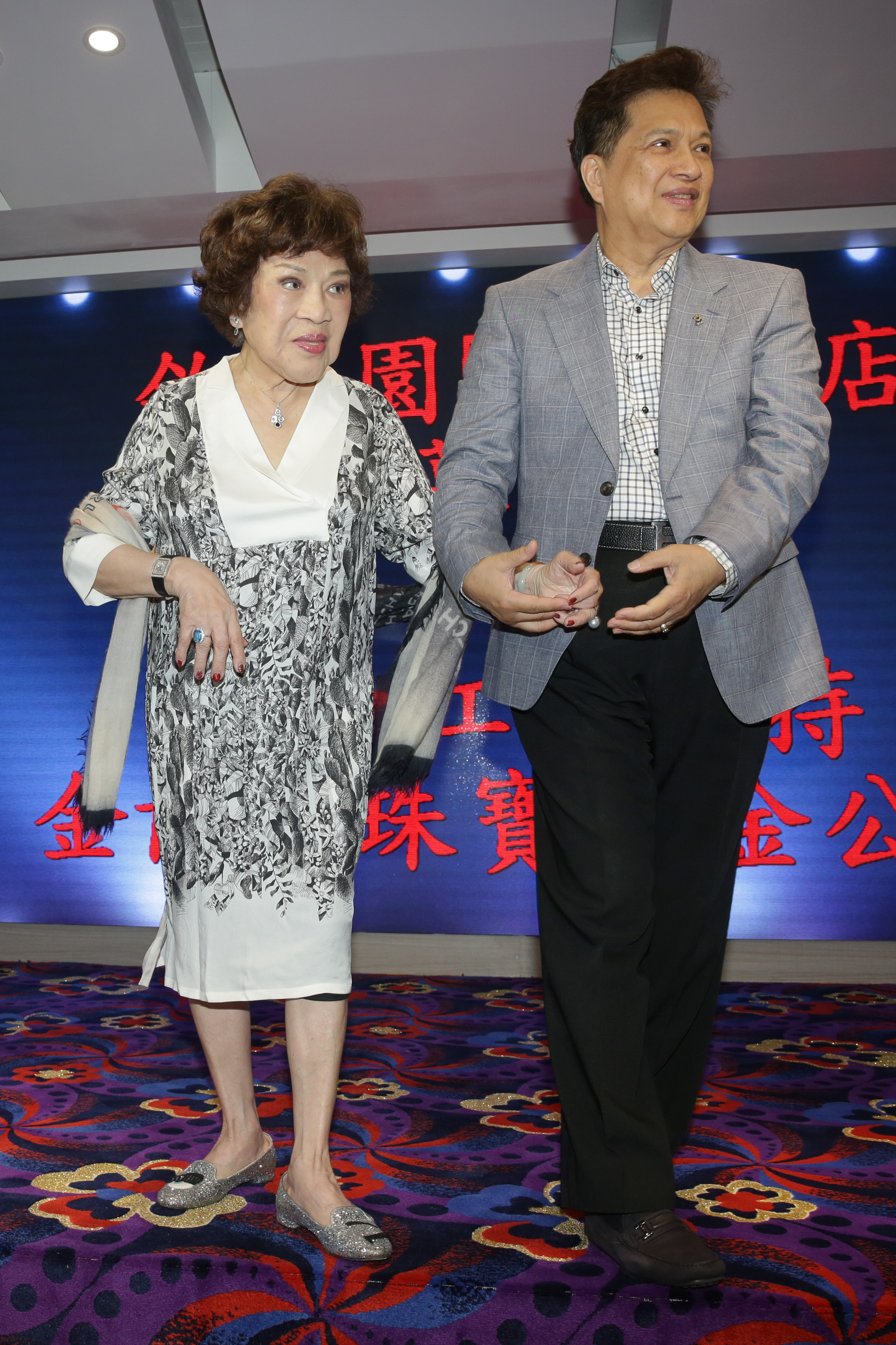 阿姑強調婚宴錢花下去不是問題,而李朝永也隨時牽緊她。