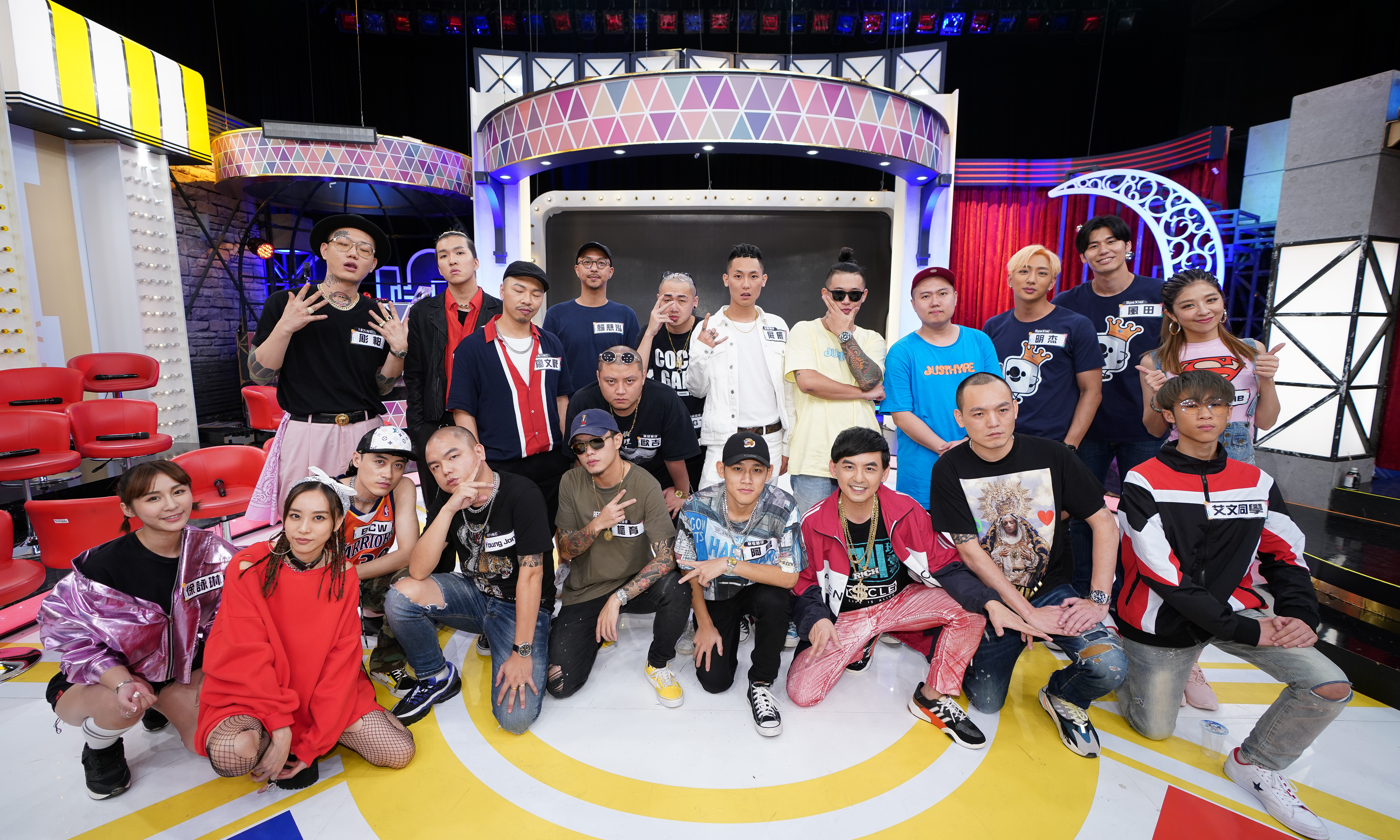 玖壹壹濕身冒雨趕場《17金麥克》節目，出題反像被考驗。（中天提供）