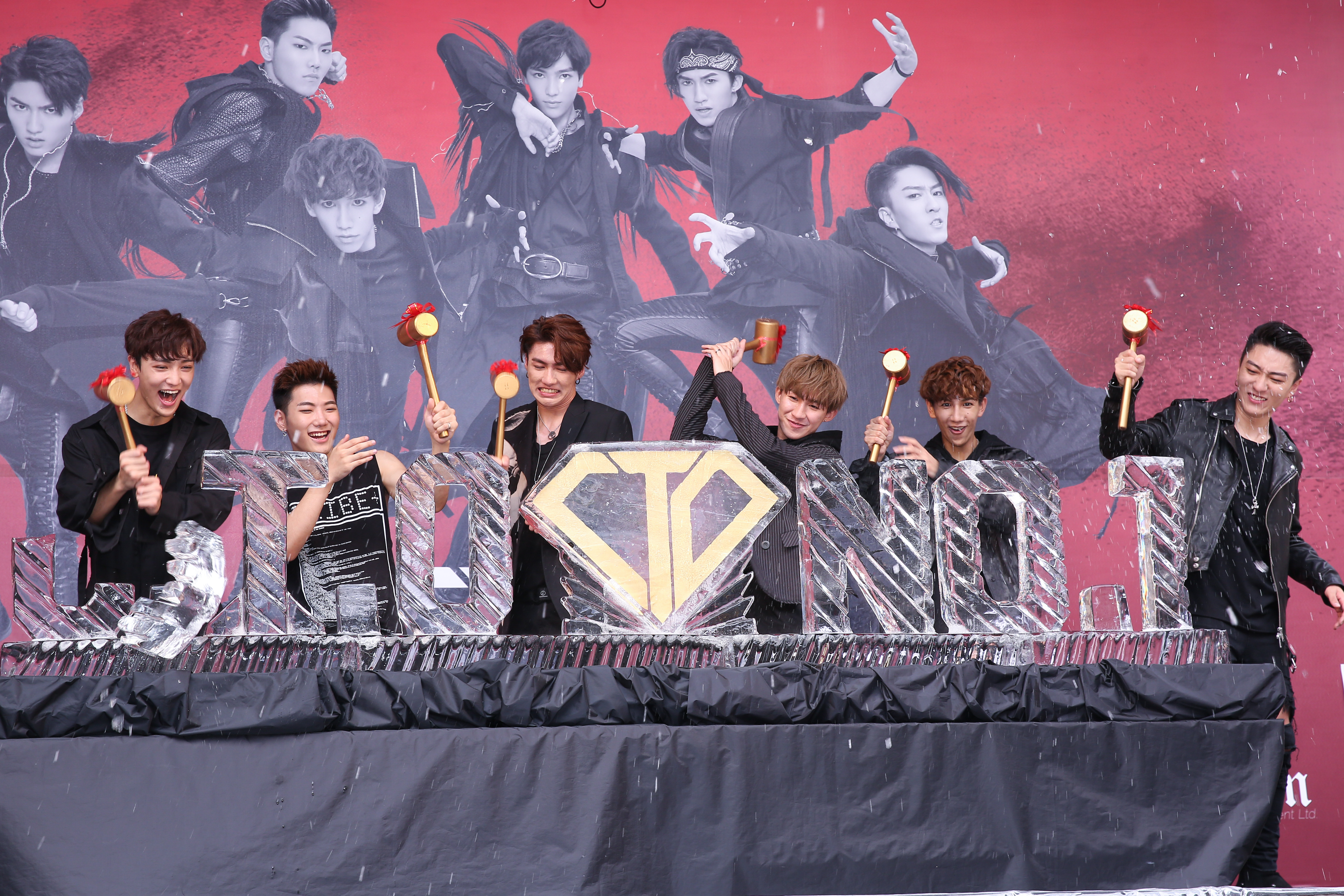 C.T.O沿襲傳統，在簽唱會上舉行破冰儀式。