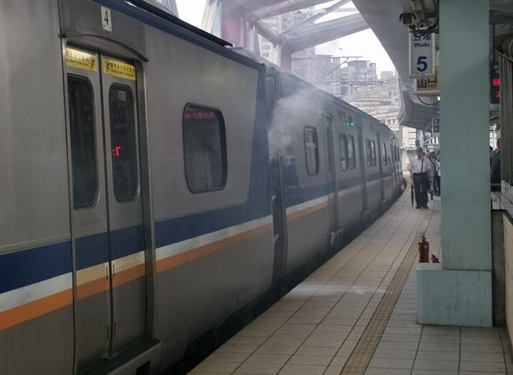 23日上午台鐵1121次區間車，行經五堵車站時，車廂冒煙出陣陣白煙。（翻攝自胡秋燕臉書）