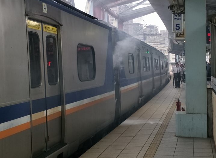 23日上午台鐵1121次區間車，行經五堵車站時，車廂冒煙出陣陣白煙。（翻攝自胡秋燕臉書）
