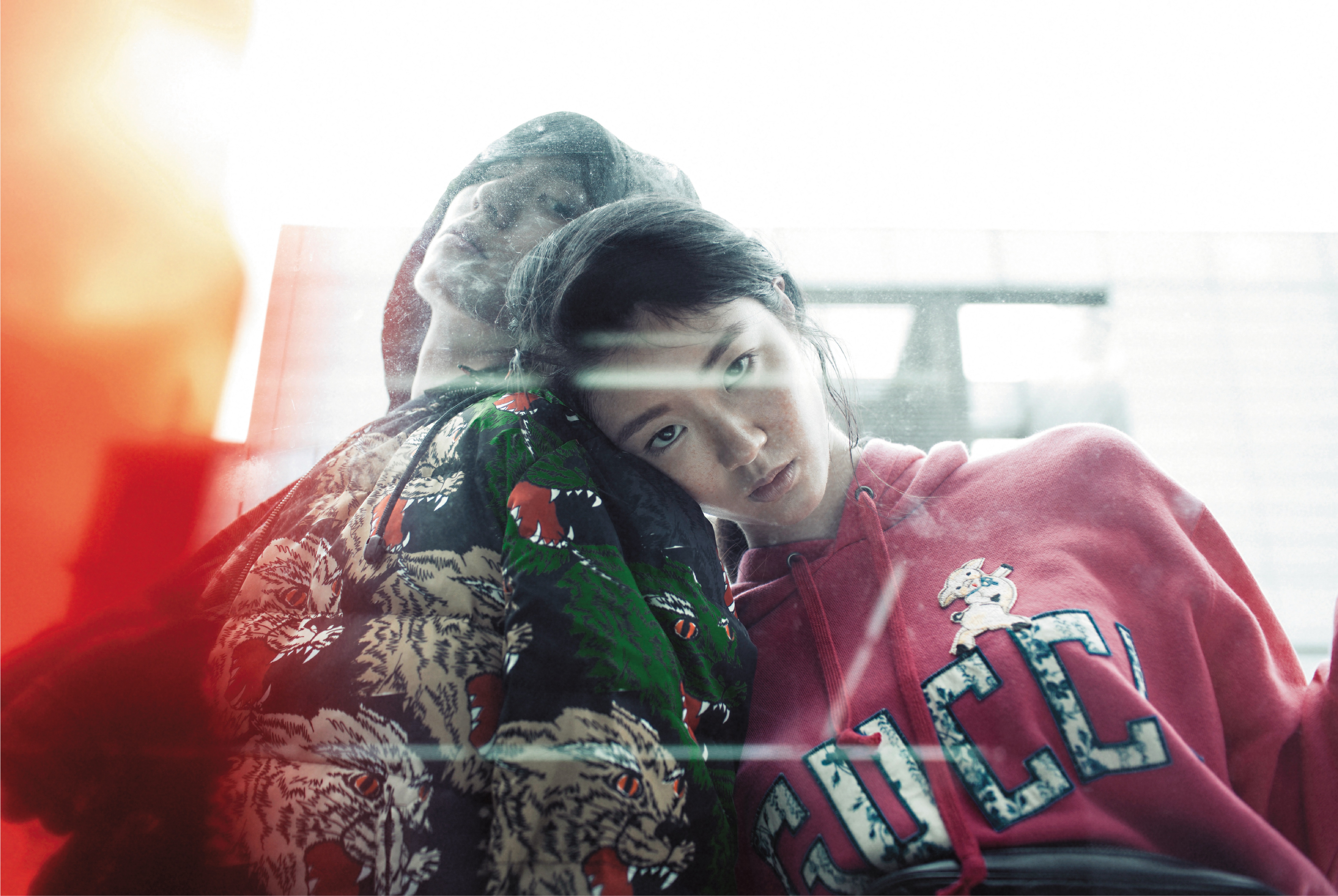 女，桃紅色刺繡連帽上衣，NT$46,700；男，彩色豹印花羽絨外套，NT$87,400，All by GUCCI。