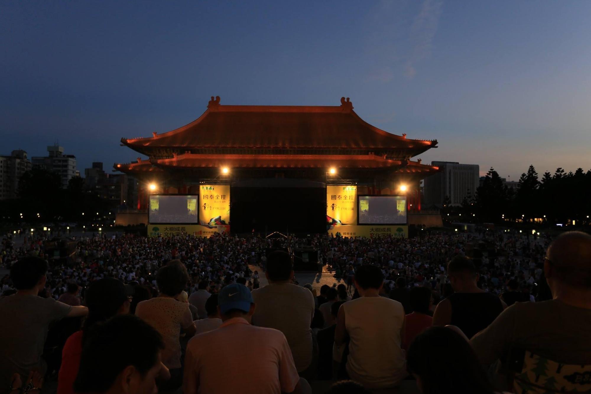 去年雲門戶外公演滿滿人潮,只為了看再次改版的《十三聲》。(翻攝自雲門舞集臉書)