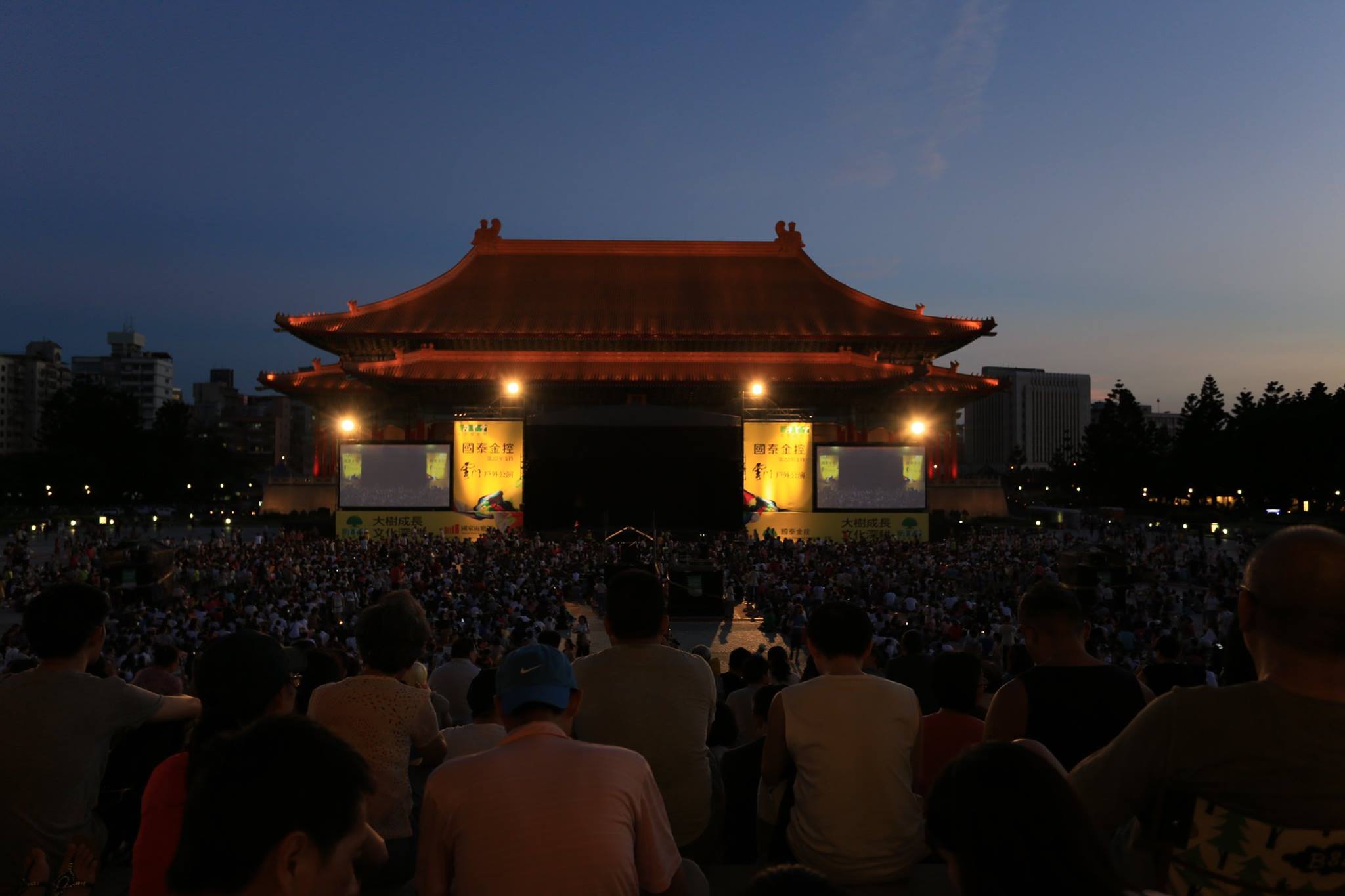 去年雲門戶外公演滿滿人潮，只為了看再次改版的《十三聲》。（翻攝自雲門舞集臉書）