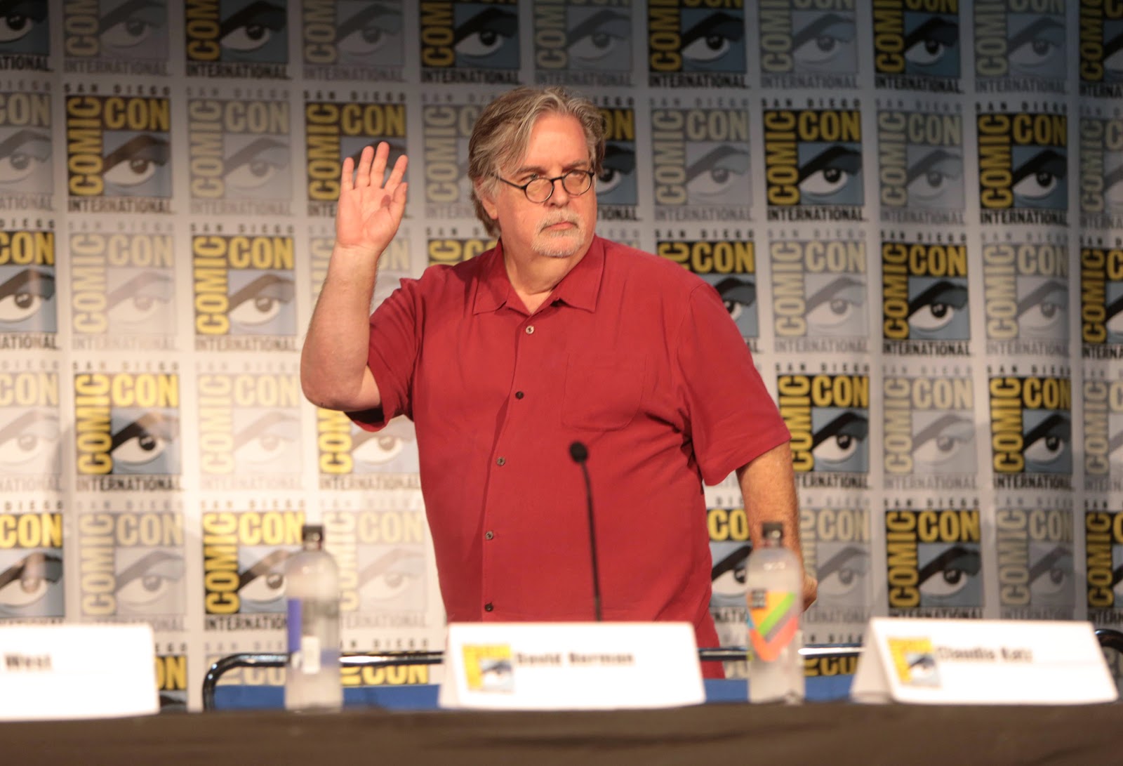 美國漫畫家馬特格朗寧（Matt Groening）日前 於美國聖地牙哥座談現場中，正式發表《崩壞夢王國》預告片。（Netflix提供）