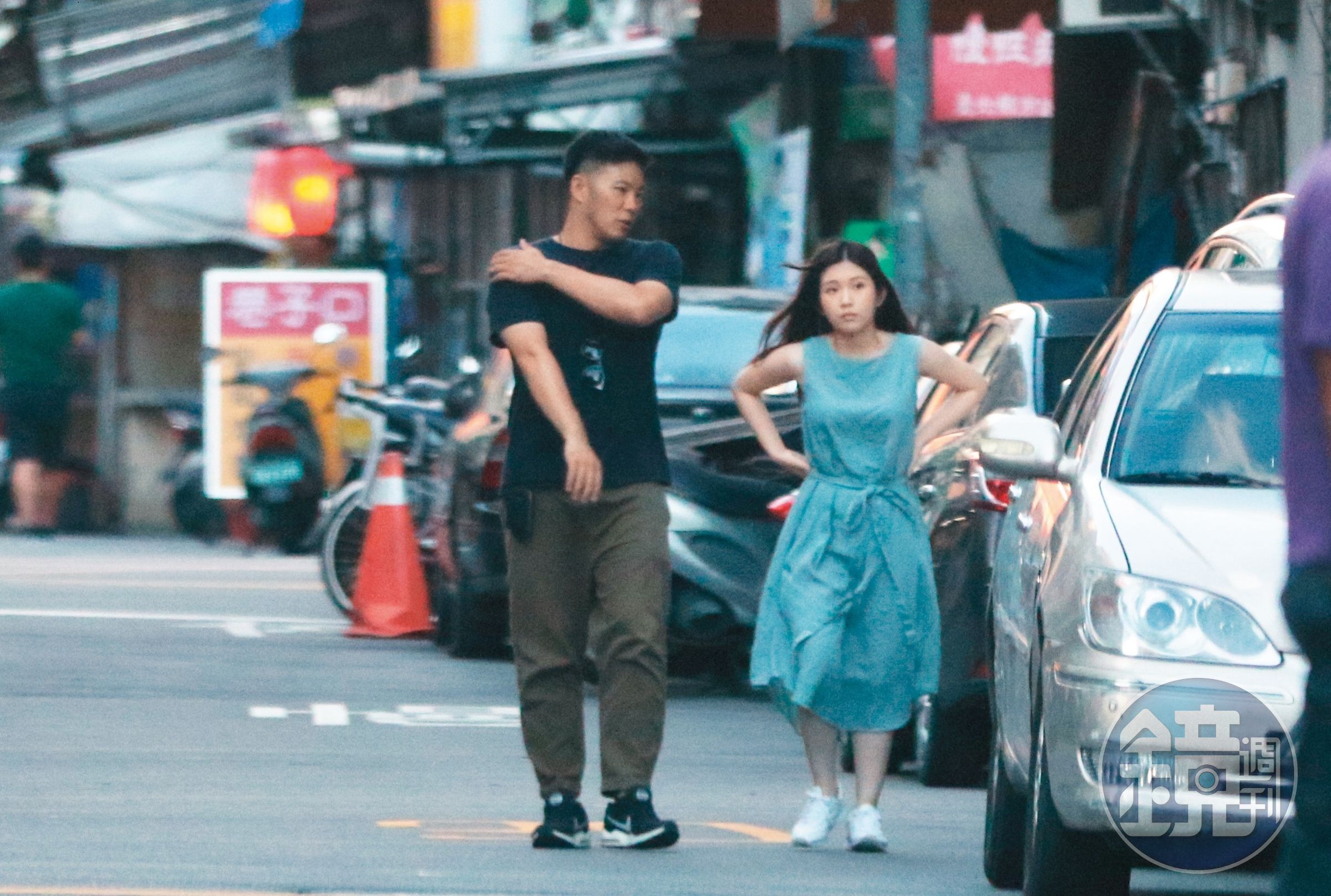7月14日 18：07，雞排妹與李伯恩在工作室附近散步，一路上李伯恩同樣沿途導覽，2人頻繁對話，看起來很聊得來。