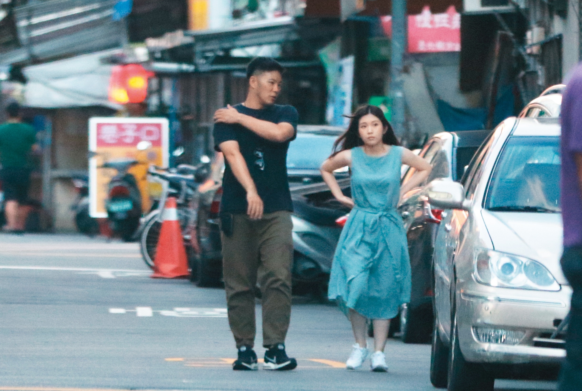 7月14日 18：07，雞排妹與李伯恩在工作室附近散步，一路上李伯恩同樣沿途導覽，2人頻繁對話，看起來很聊得來。