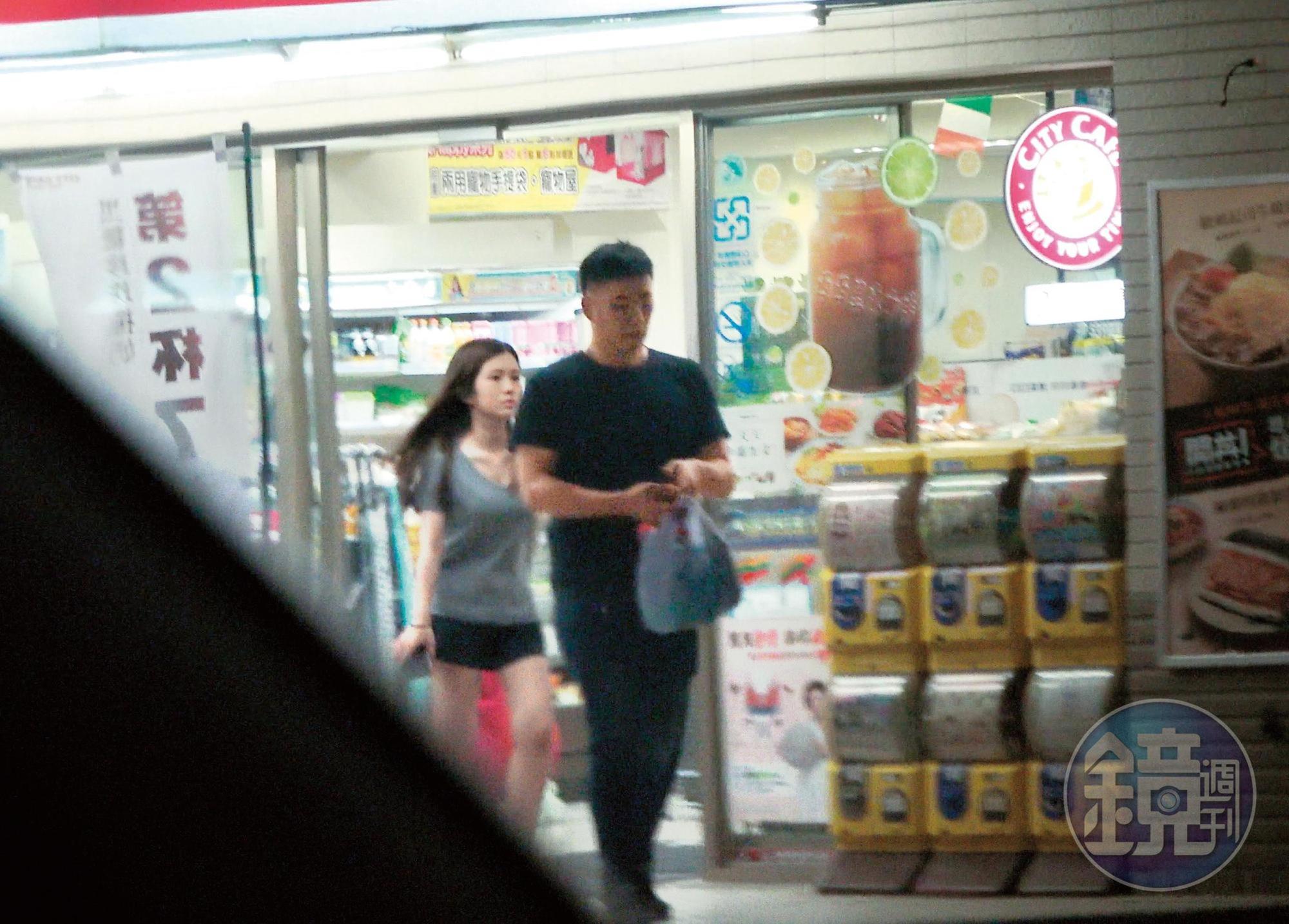 7月17日 20：05，陪雞排妹看完醫生後，李伯恩帶著她到便利商店採買零食，買完之後帶著女生返回他的住處。