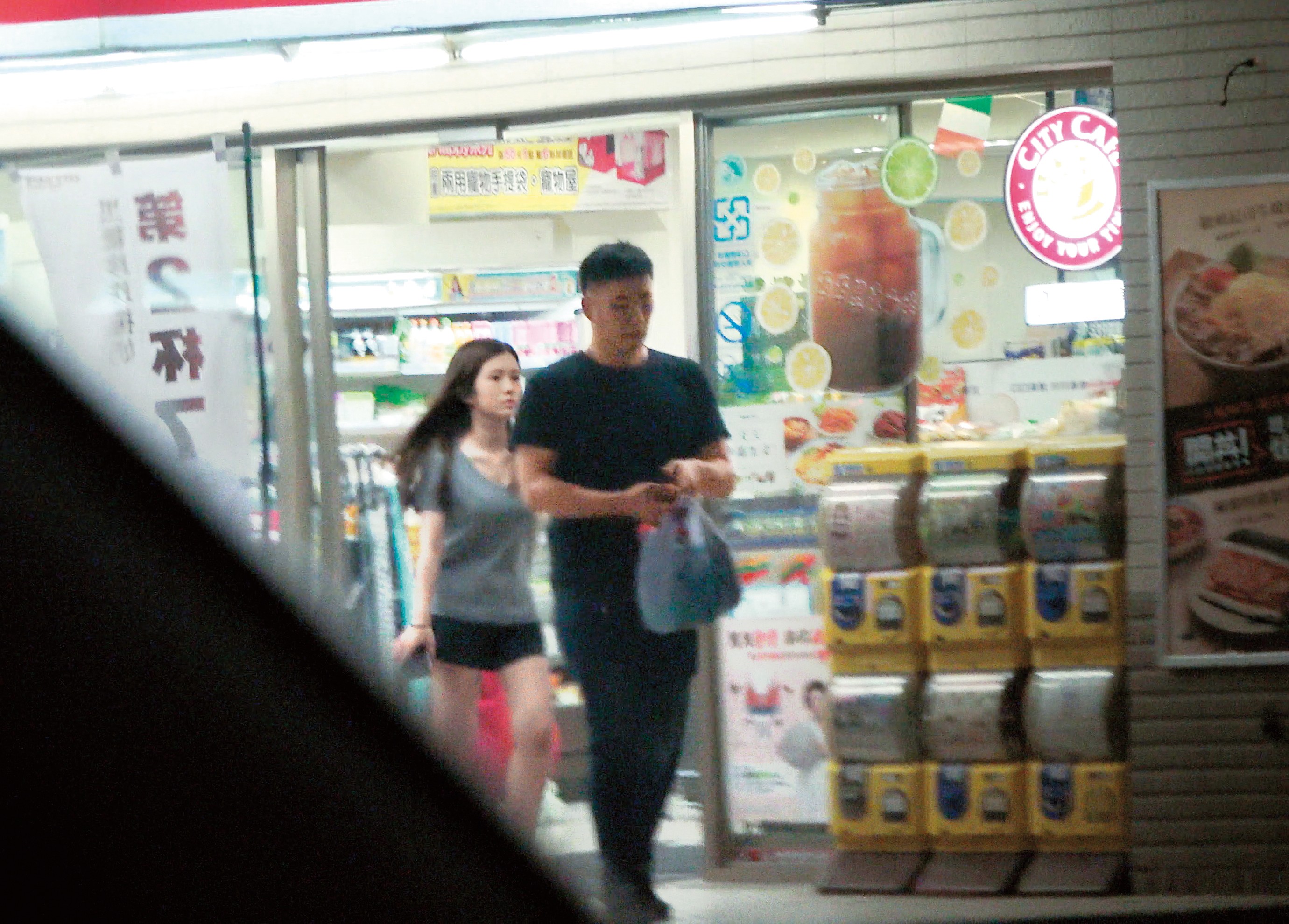 7月17日 20：05，陪雞排妹看完醫生後，李伯恩帶著她到便利商店採買零食，買完之後帶著女生返回他的住處。