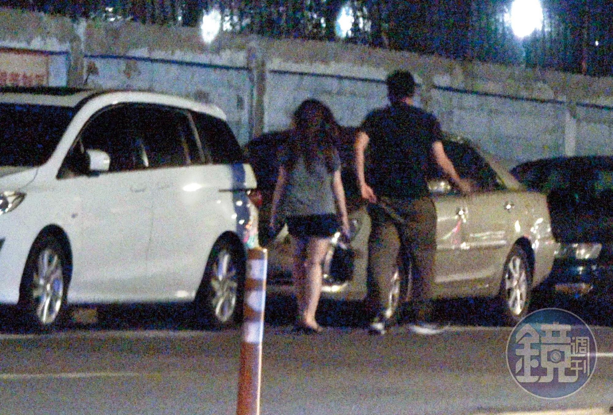 7月18日 01：30，在男方住所待了近5小時，2人出門，李伯恩開車送雞排妹回家。
