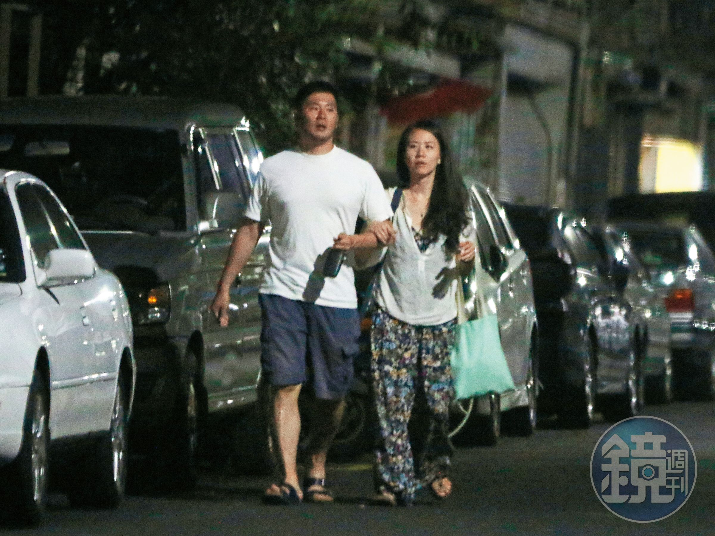 7月14日 00：42，本刊直擊李伯恩與一名女子手勾手從家門走出，狀似親密，似乎除了雞排妹之外，他還有其他對象。