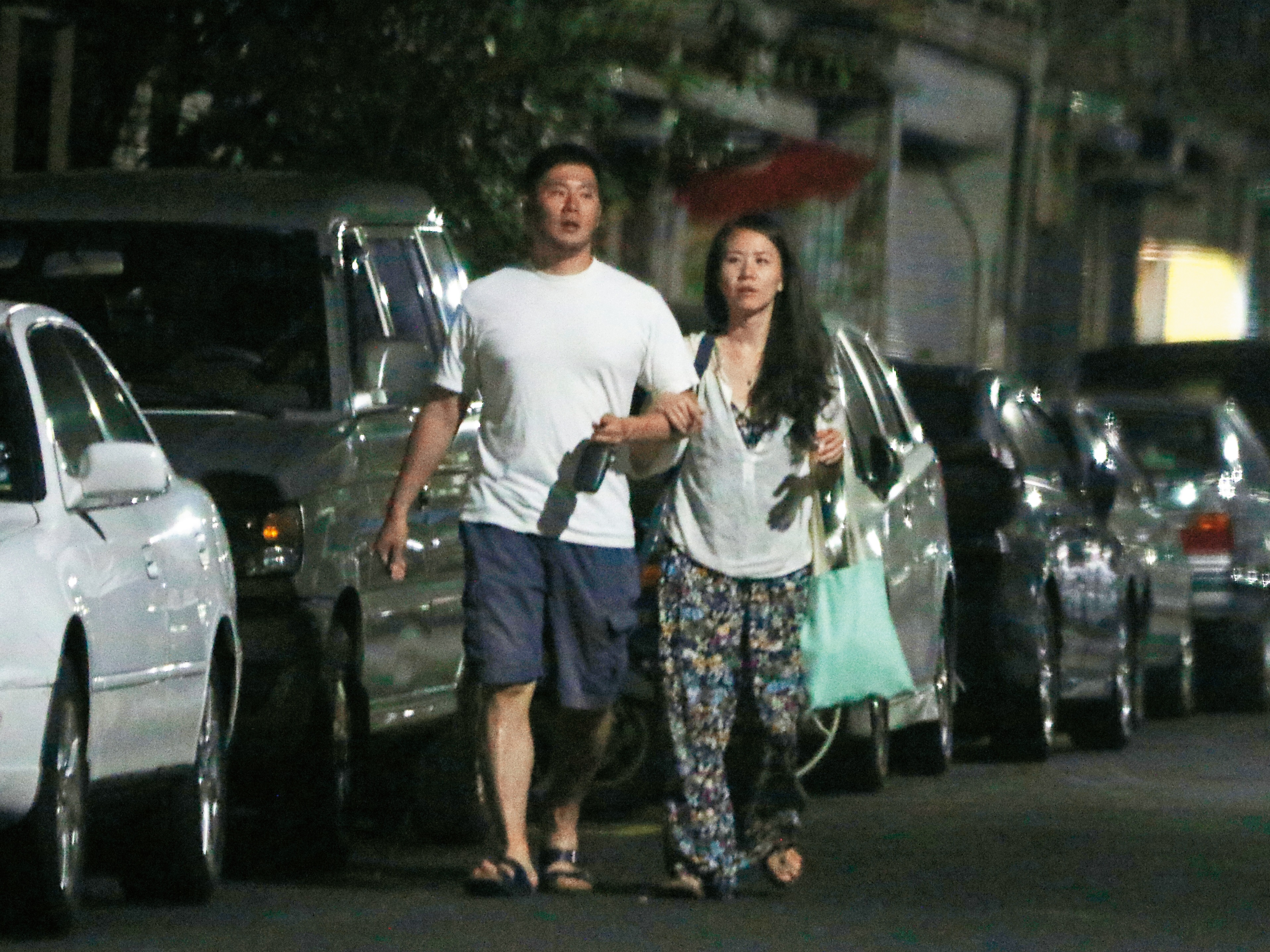 7月14日 00：42，本刊直擊李伯恩與一名女子手勾手從家門走出，狀似親密，似乎除了雞排妹之外，他還有其他對象。