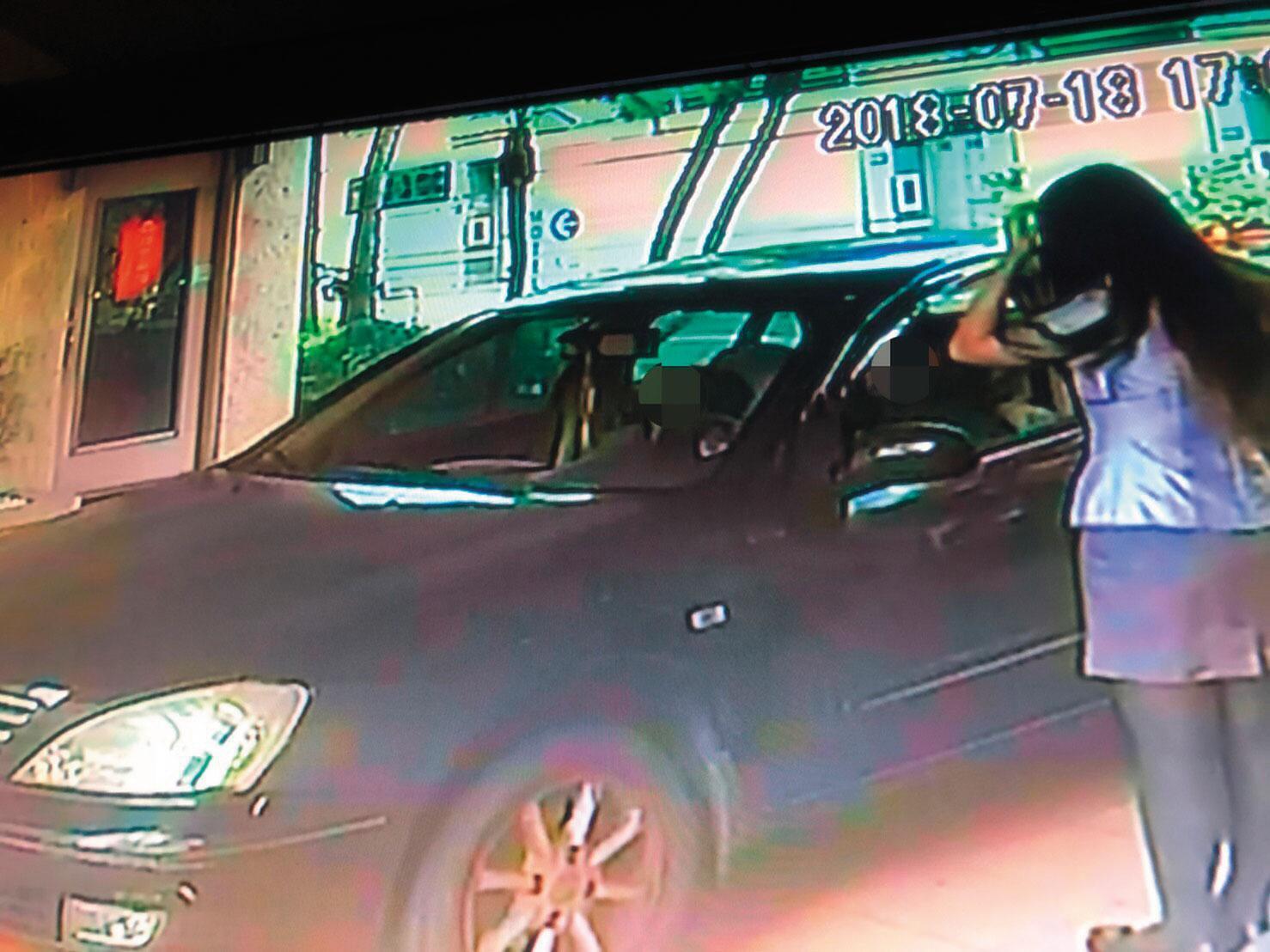 莊嫌與女友開車進入汽車旅館,出來時,女友已成死屍。(翻攝畫面)