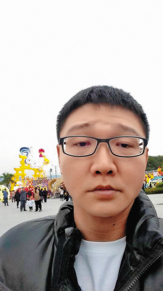 莊育賢從事殯葬業,收入不高,與女友經常為錢吵架。(翻攝莊育賢臉書)