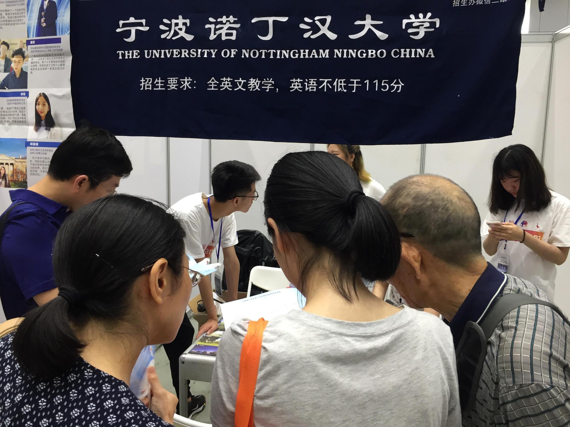 中外合辦院校是嚮往國際化的中國學子熱門選項。（東方IC）
