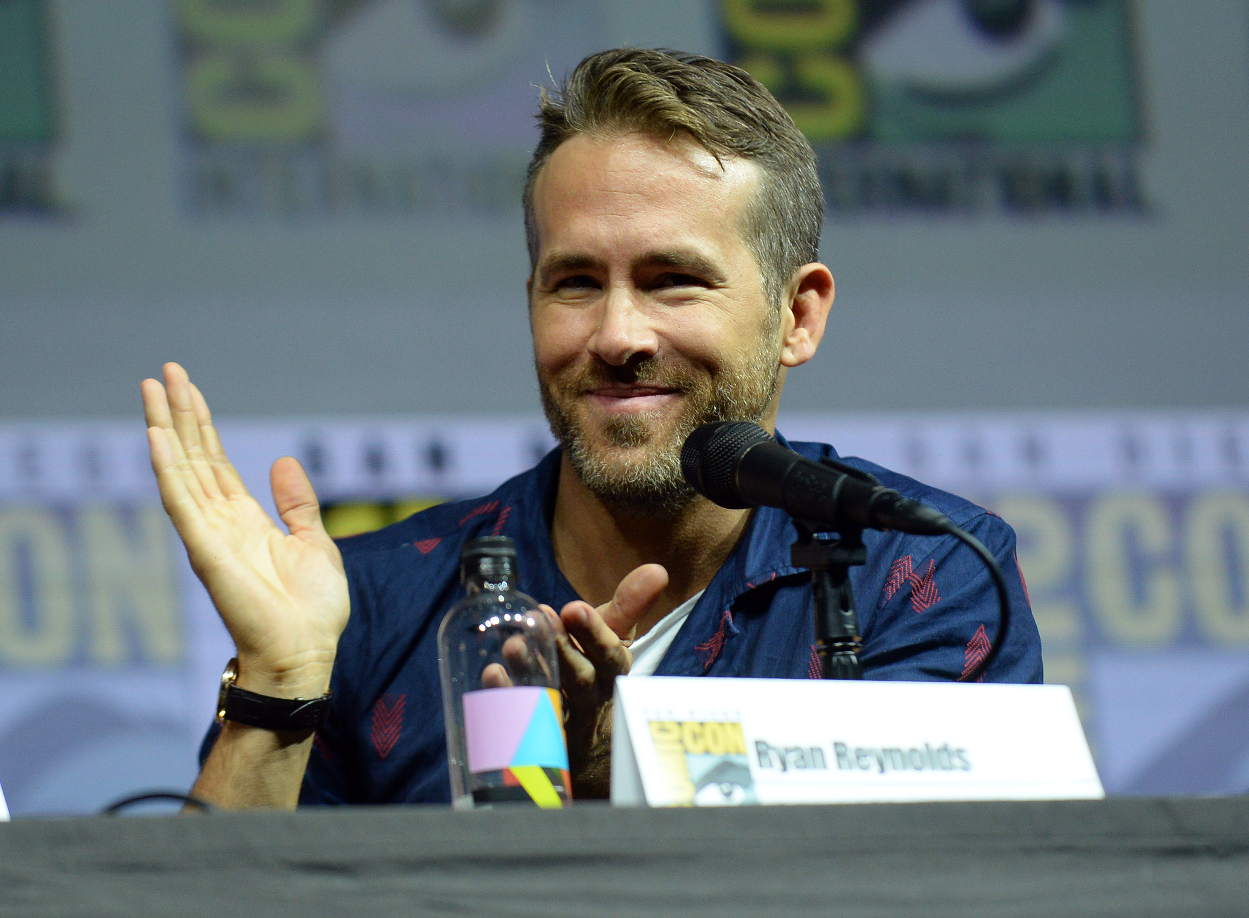 萊恩雷諾斯在聖地牙哥動漫展與粉絲見面，還被問到比較痛恨「綠光戰警」還是《金鋼狼》中的「死侍」。（東方IC）