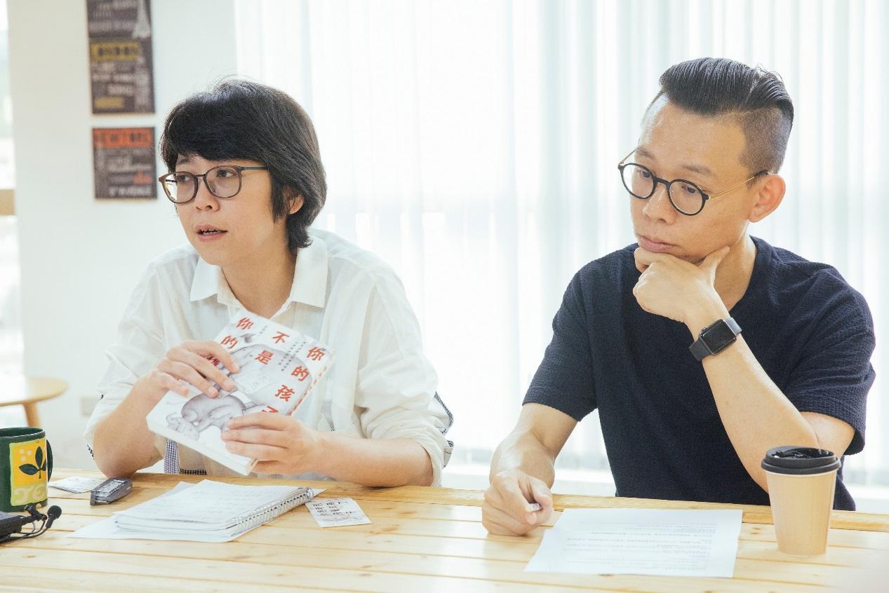 公視節目部經理於蓓華（左）與全媒體專案中心召集人李羏（右）跨部門合作，將原著改編戲劇並開發成電玩遊戲。