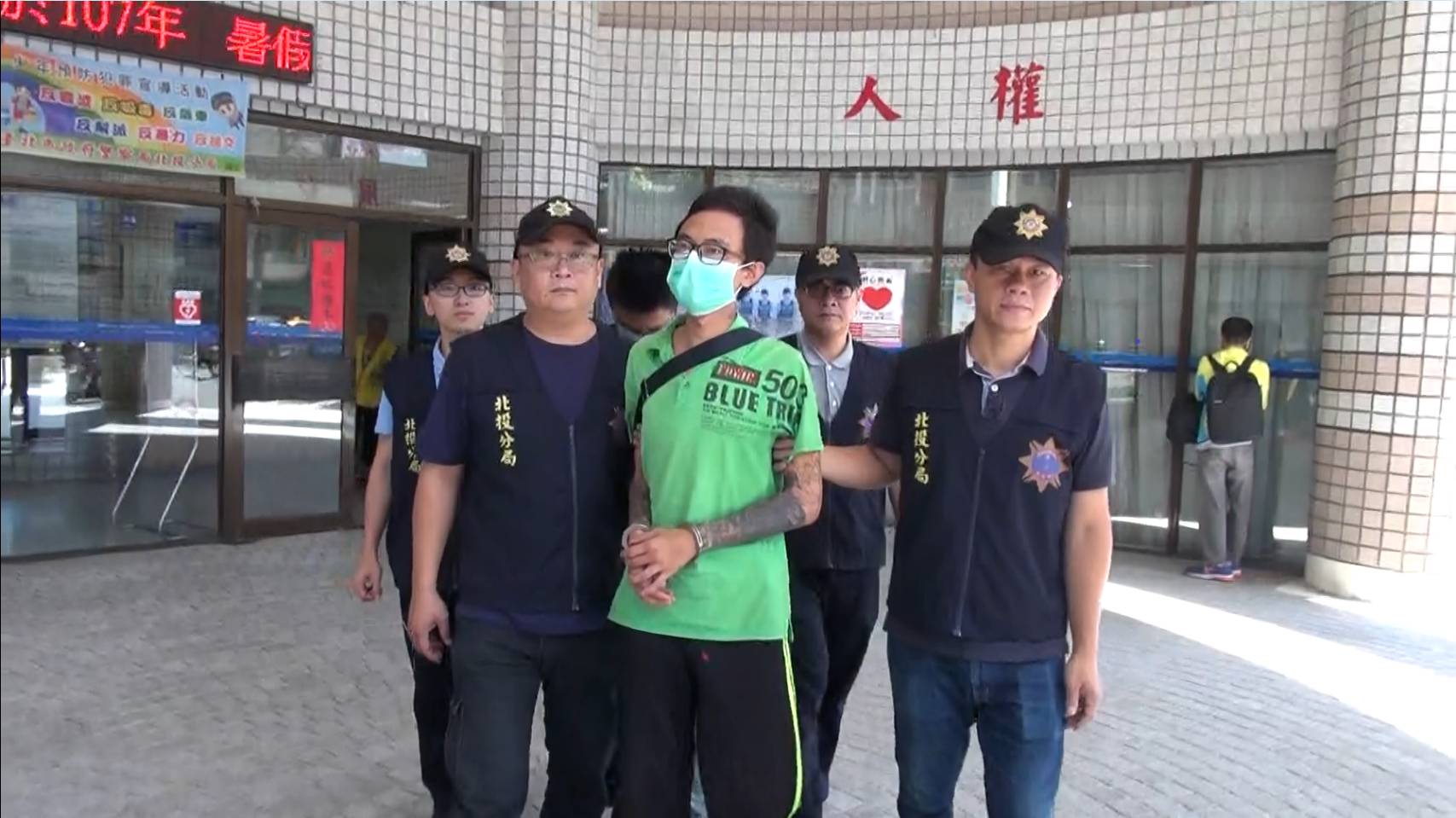 在警民合作下，車手渾然不知警察就在坐在身旁而遭逮。（翻攝畫面）