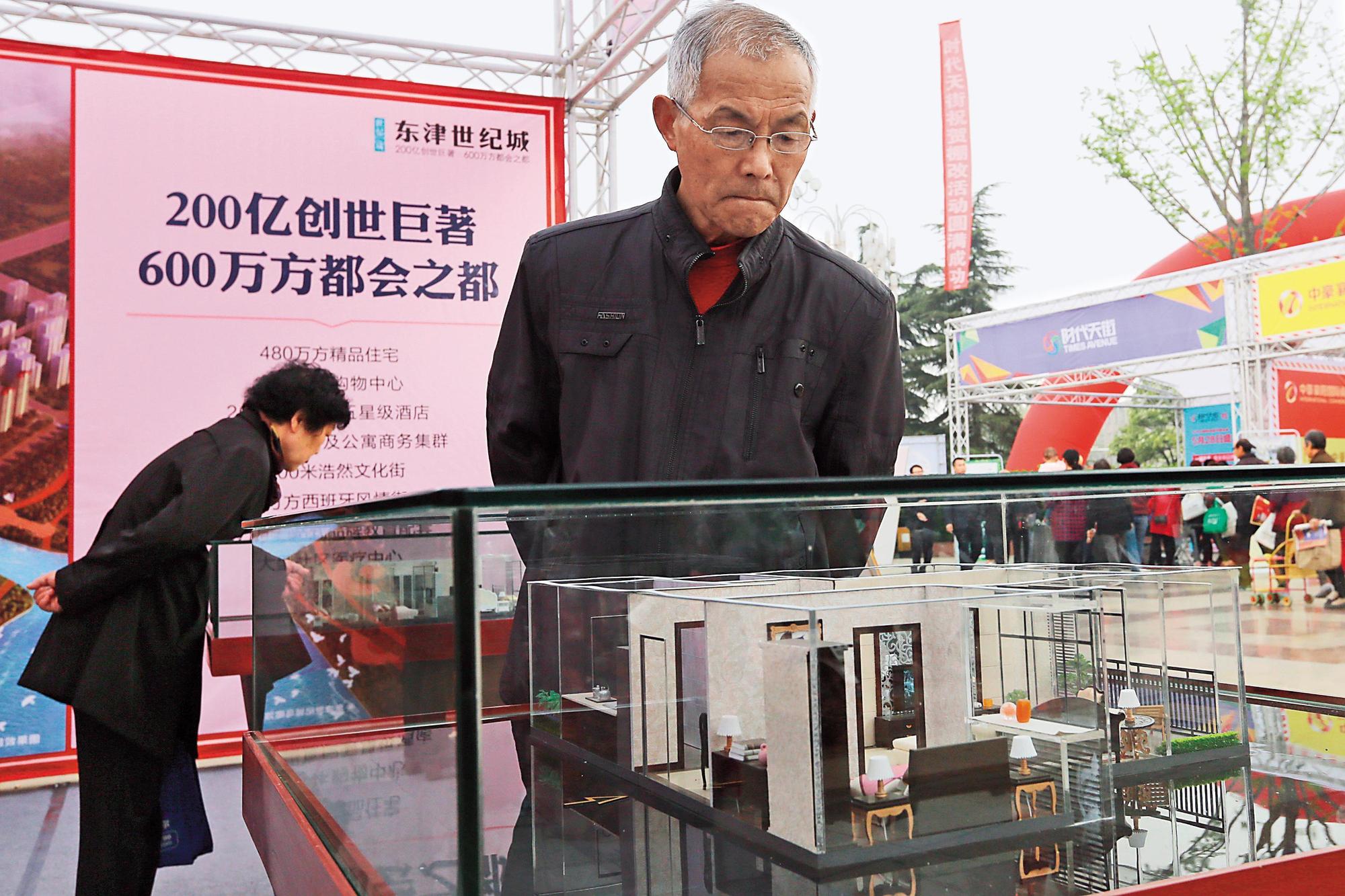 棚改政策一度讓中國3、4線城市房產出現搶購潮,但隨著棚改退場,相關基建族群恐陷低迷。(東方IC)