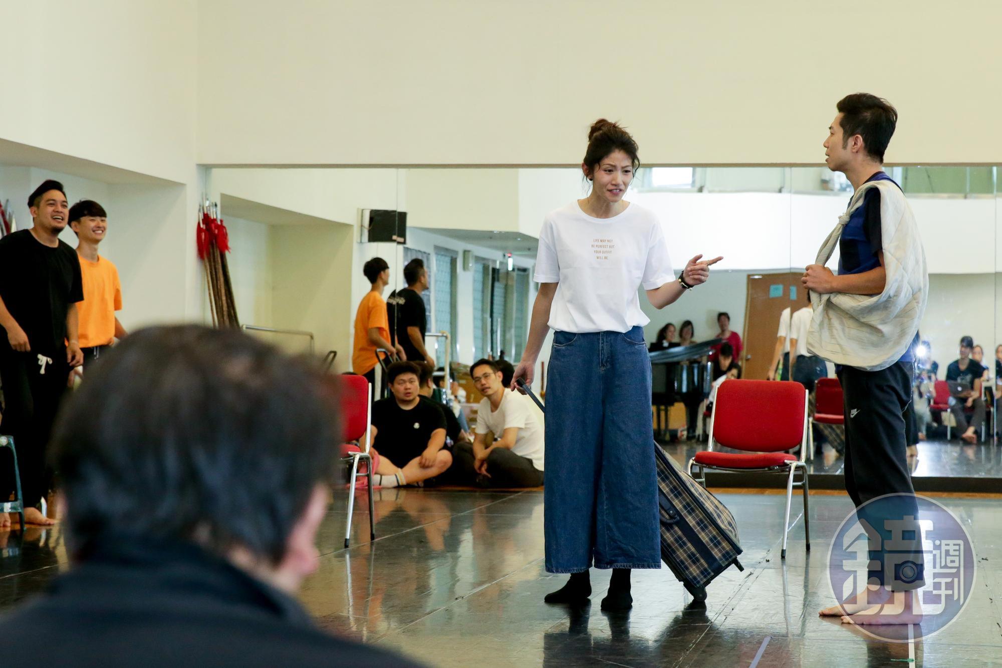 李千娜(中)與竺定誼在排練《木蘭少女》,導演呂柏伸專注觀察演員們的神態與動作。