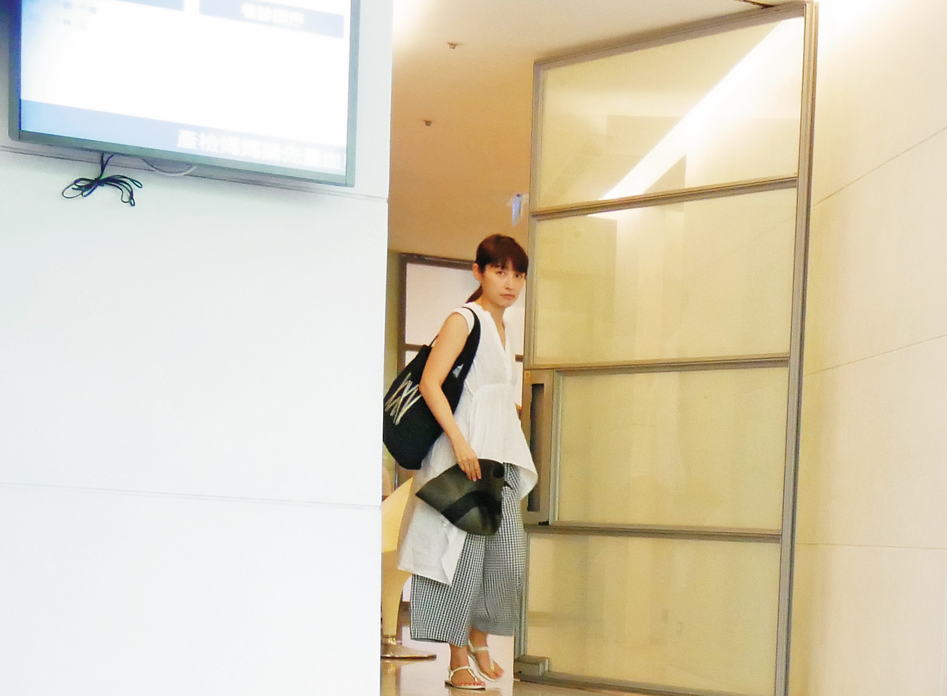 7月19日10：55　田中千繪曾因壓力大停經8個月，因此經常定期到婦產科診所檢查，這次看診完，神情相當輕鬆。