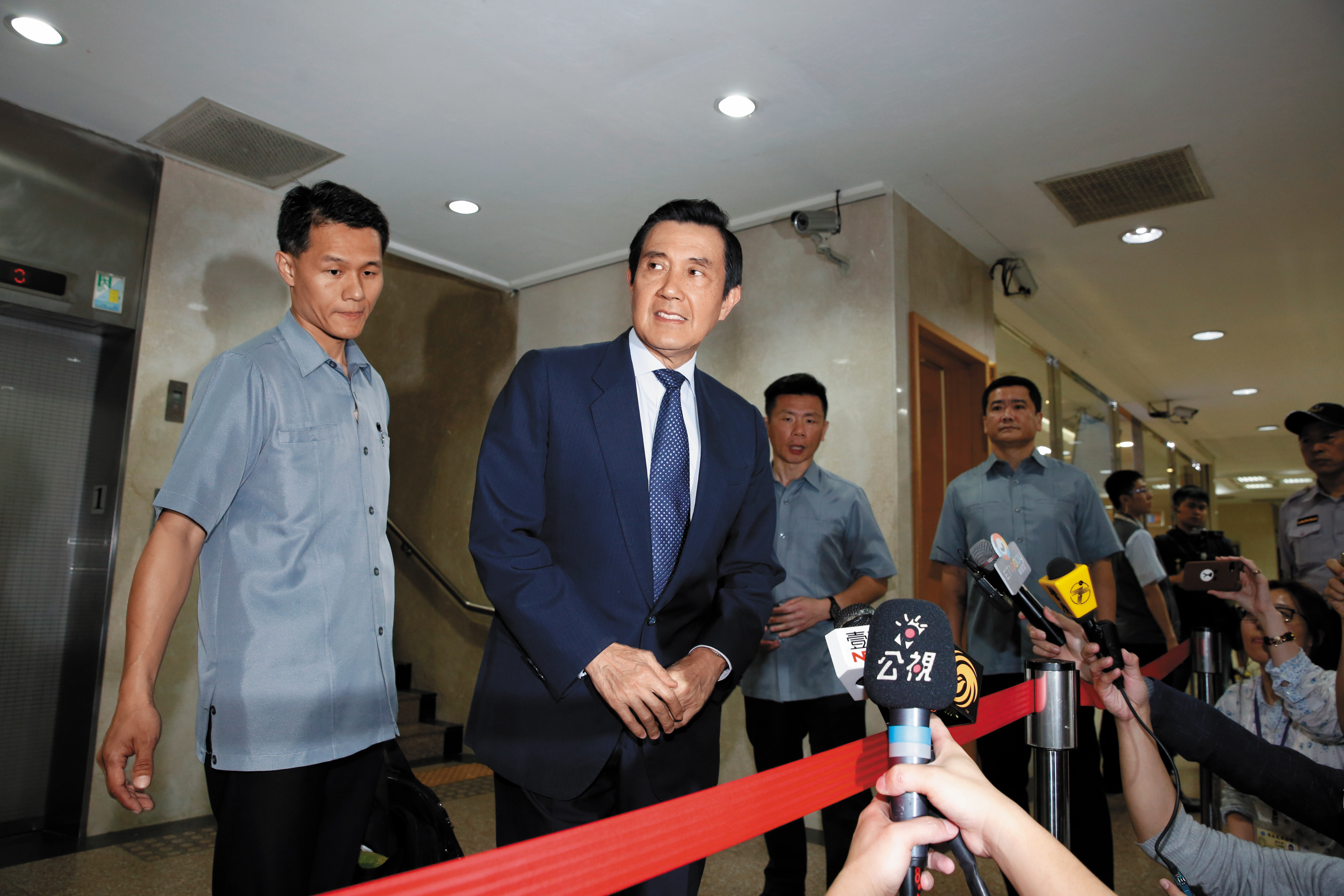 馬英九因三中案遭起訴，決定自籌兵馬與糧草迎戰蔡政府。