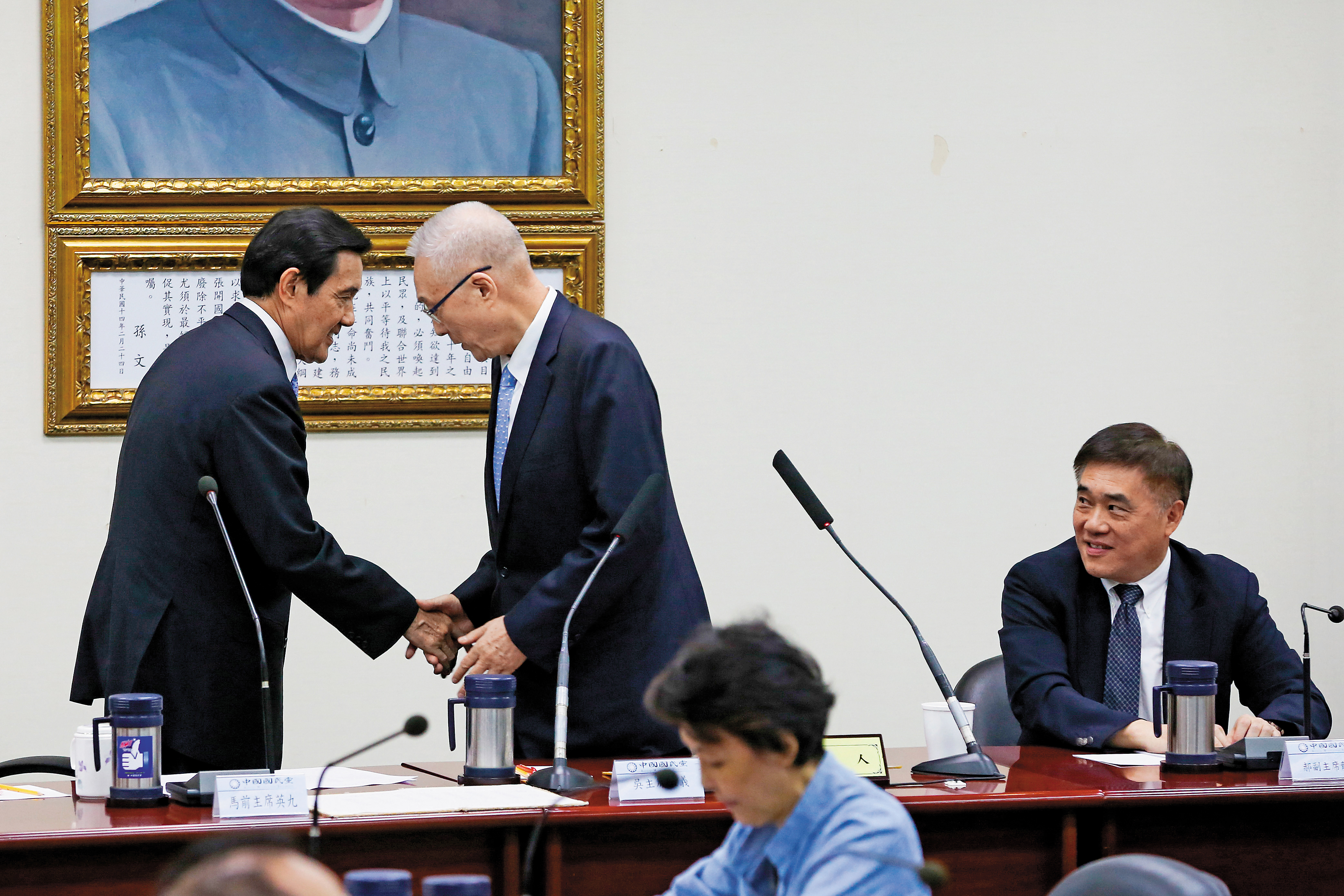 國民黨主席吳敦義（後排中）在馬英九（後排左）說明三中案前，表明挺馬清白，但並非為官司背書。