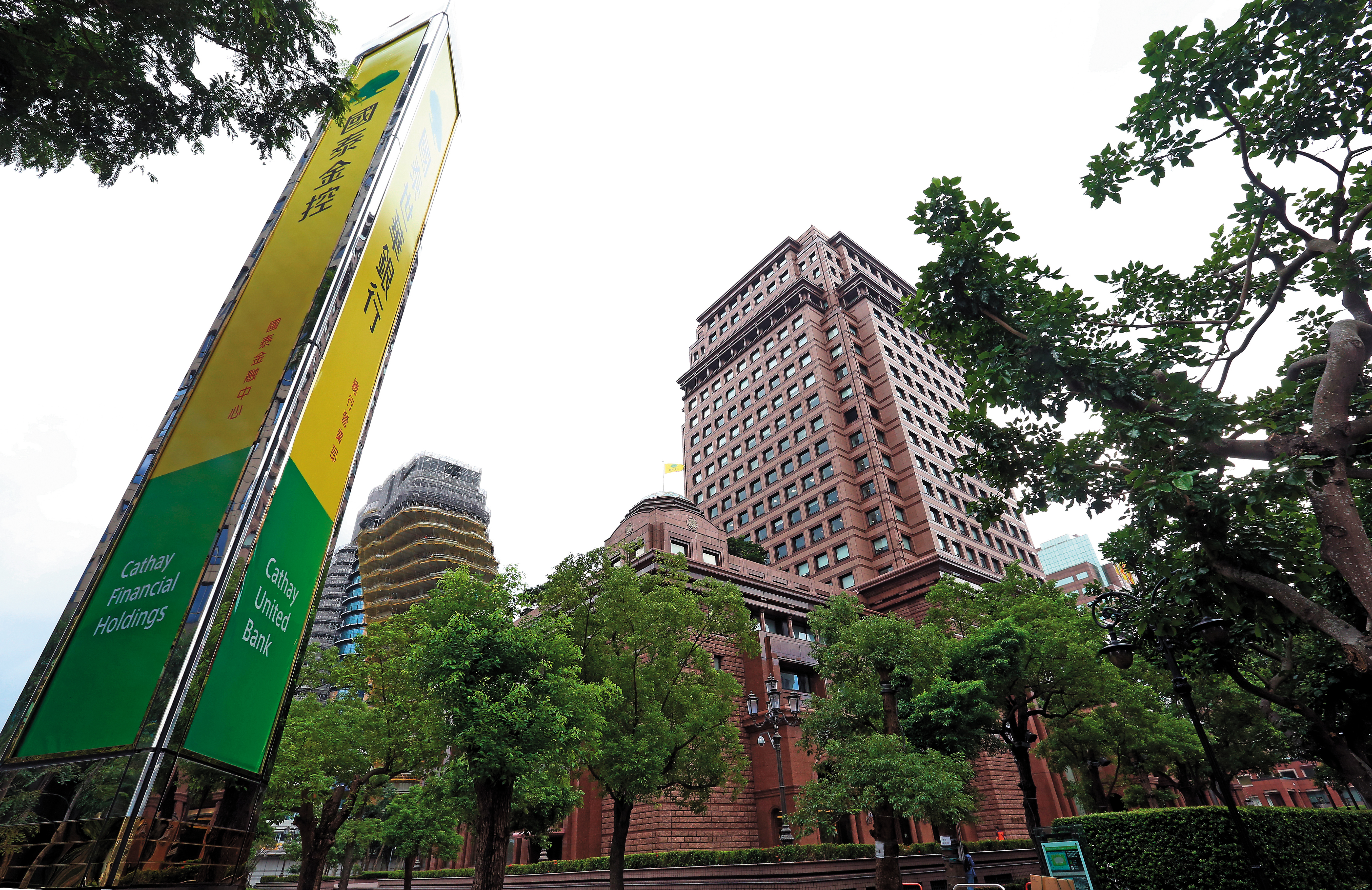 金控龍頭國泰金近2年發行特別股籌資達920億元，手上銀彈充足。