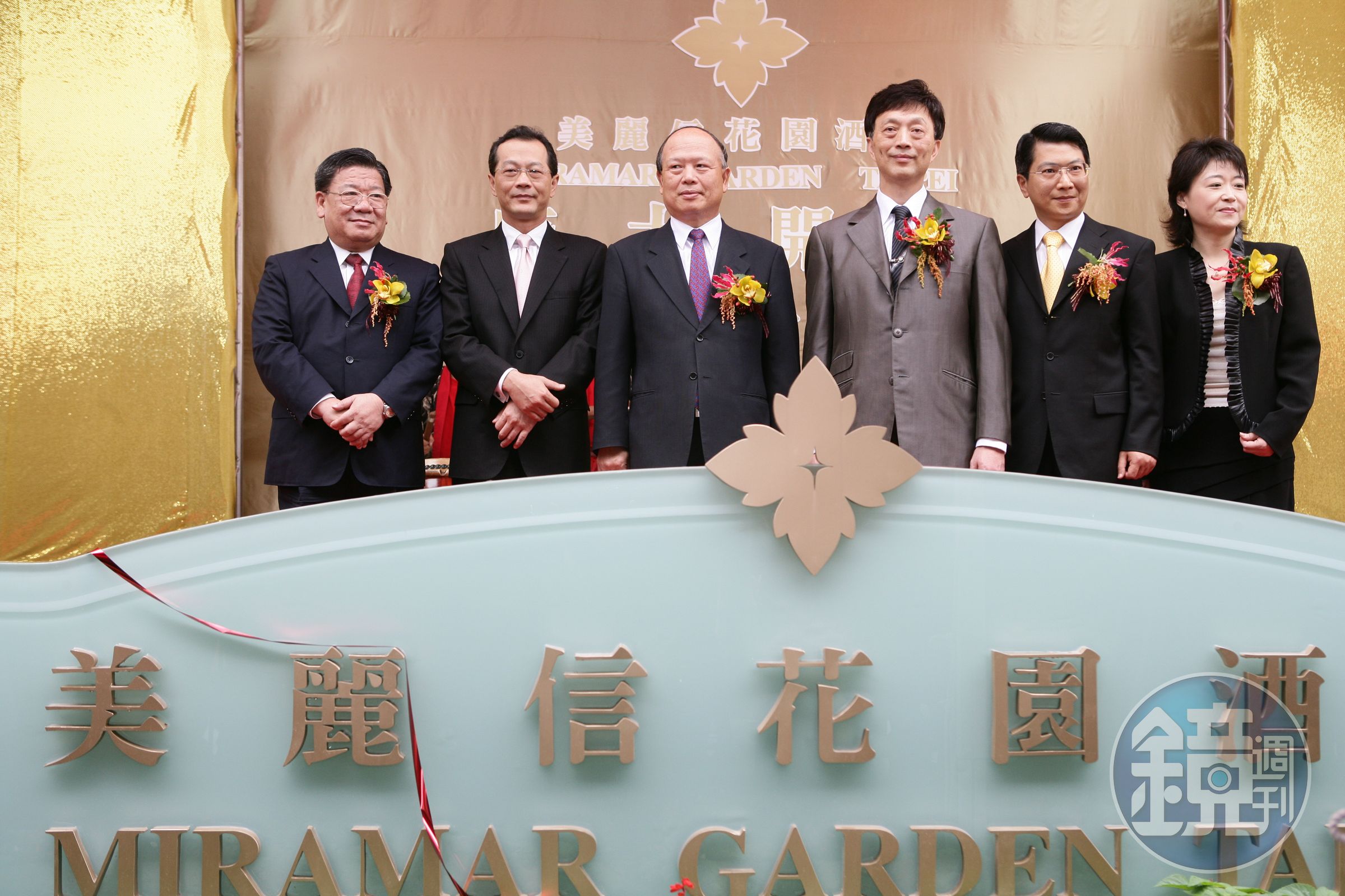 台北地檢署指揮調查局以嫌疑人身分約談美麗華家族成員、德安美麗信集團董事長黃春發（左2）。（今周刊）