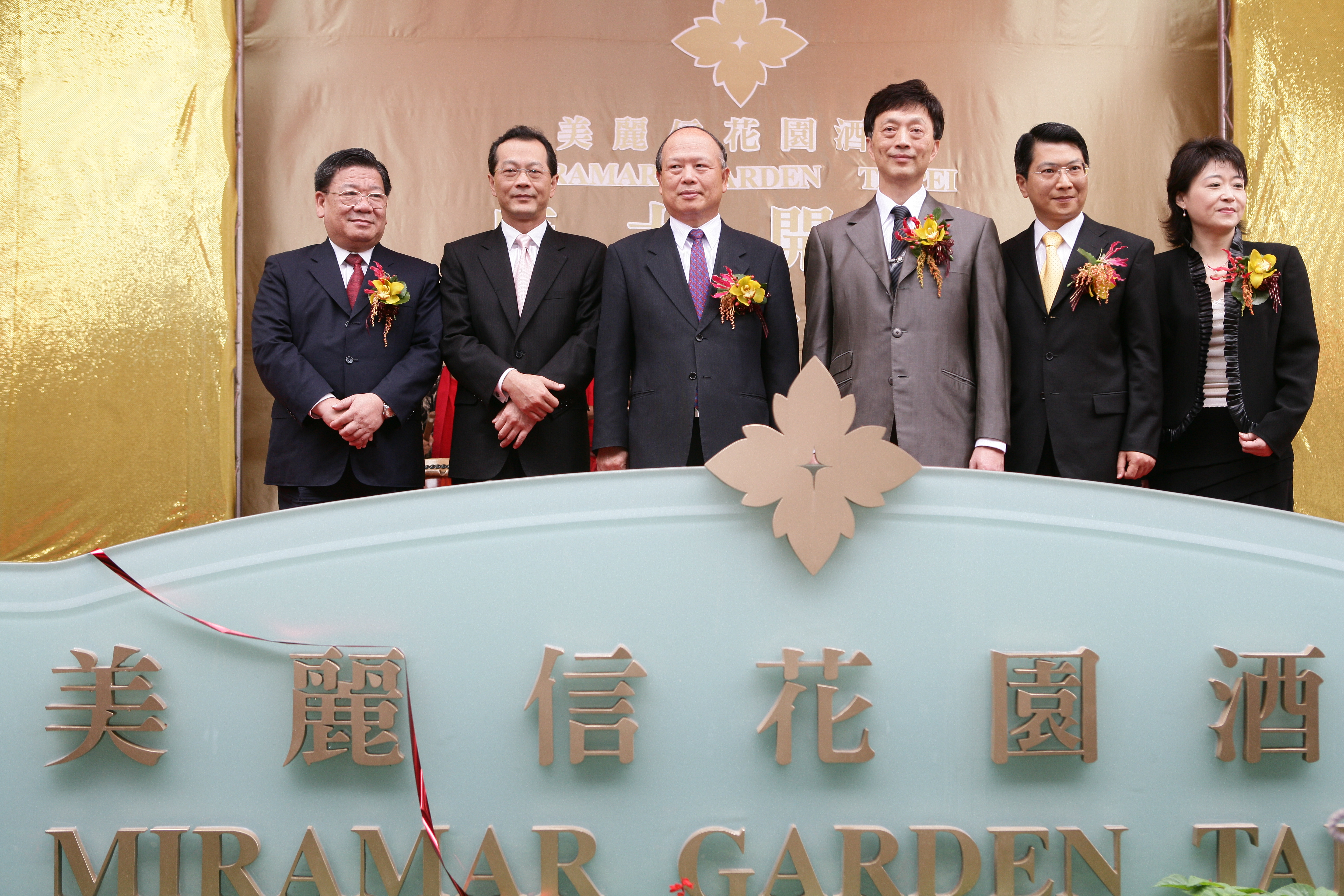 台北地檢署指揮調查局以嫌疑人身分約談美麗華家族成員、德安美麗信集團董事長黃春發（左2）。（今周刊）