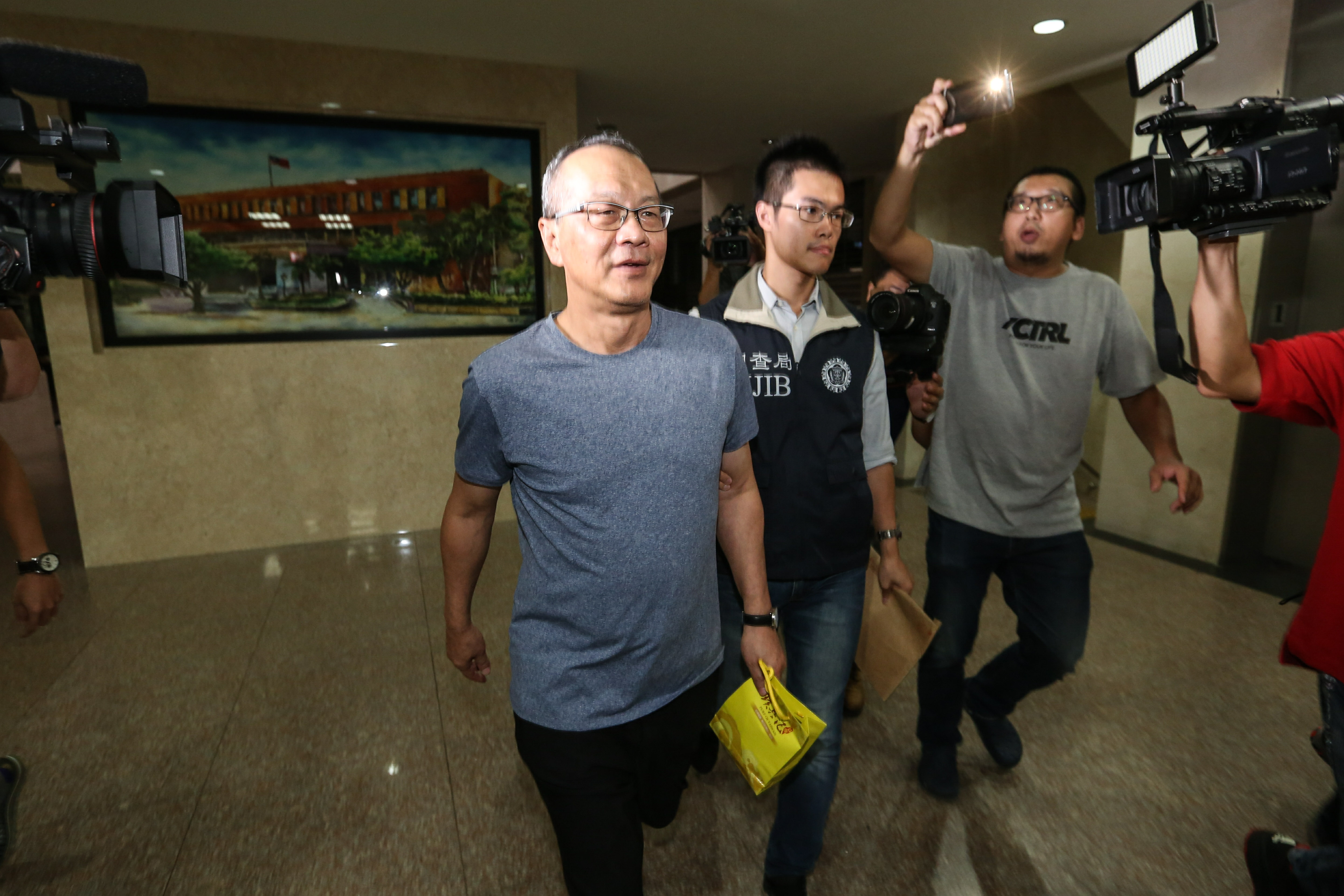 美麗信家族成員黃春發捲入德安航空詐領交通補助款案，上午遭檢方以300萬元交保。