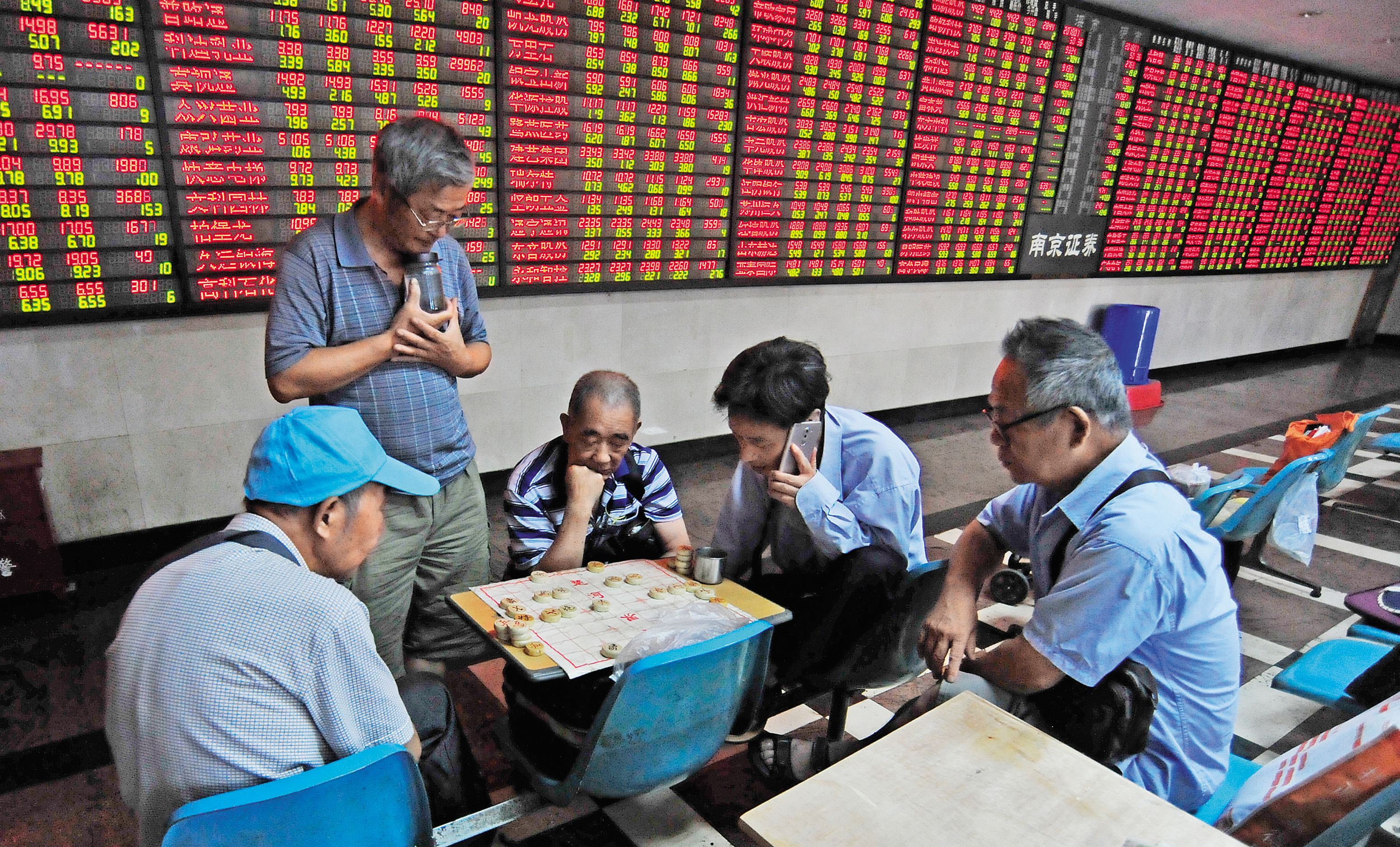 中國人行釋放人民幣7千億元資金，巨額資金丟入市場卻沒有解決金融體系的旱象，資金還是緊俏。（東方IC）