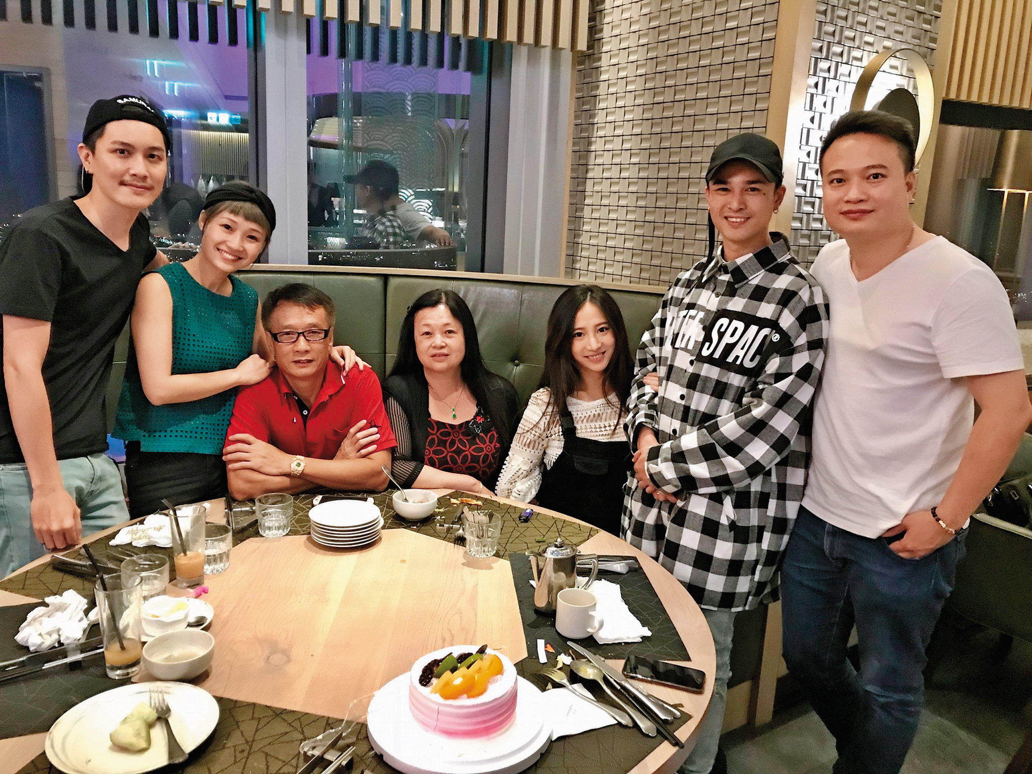 林采緹（右三）今年5月帶球嫁給胡睿兒（右二），公開證實兩人從戀人升格為夫妻。（翻攝自林采緹粉專）