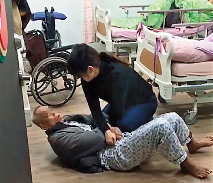 剛來的長輩不習慣院內環境想離開，享壽護理長竟將老人壓制在地。（翻攝畫面）