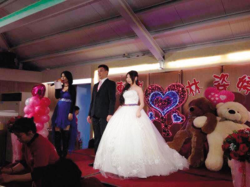 劉東麒（右2）與林渝宸（右）各自離婚後，2013年曾舉辦婚禮，但至今未辦登記。（讀者提供）