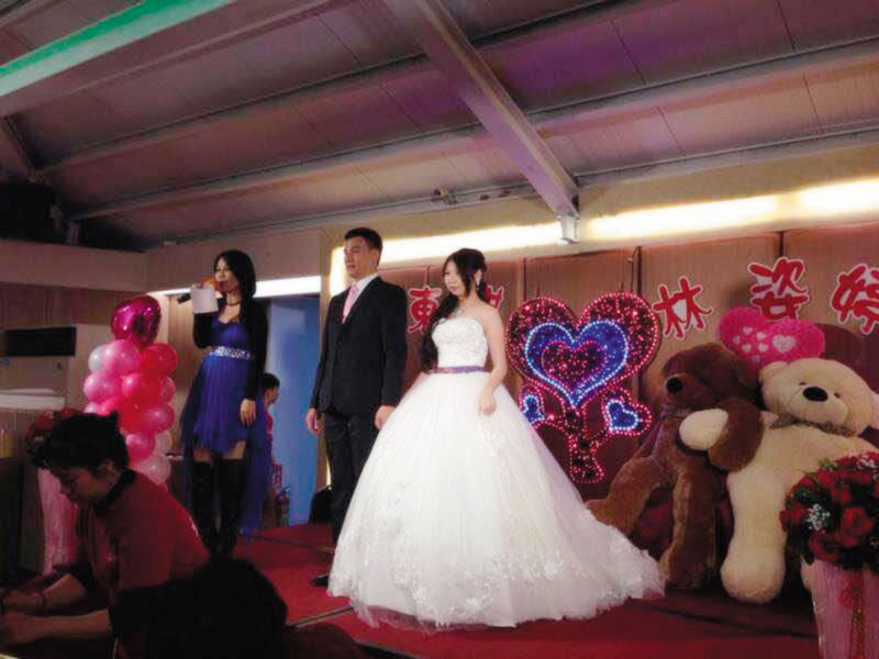 劉東麒（右2）與林渝宸（右）各自離婚後，2013年曾舉辦婚禮，但至今未辦登記。（讀者提供）