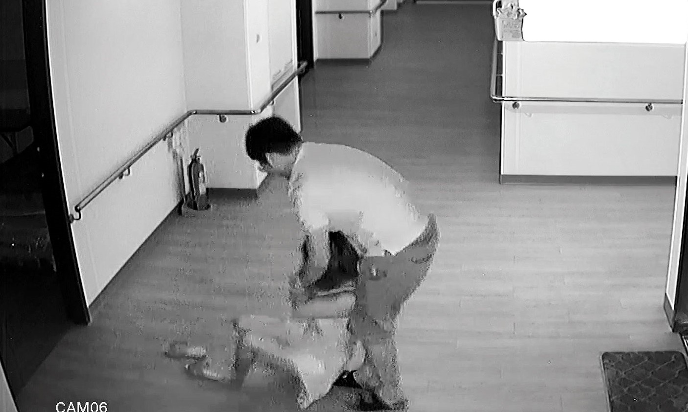 曾男原想將看護拖進廁所內，是因被害女子大叫才鬆手。（翻攝畫面）