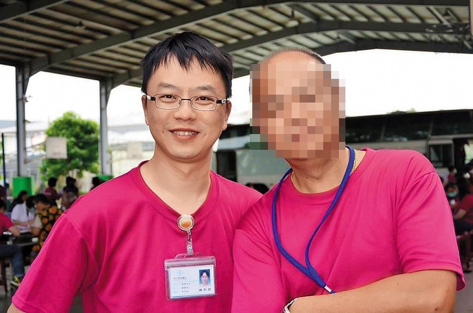 蘇俊忠（左）對於院內的騷擾和暴力行為視而不見，讓長輩生活在隨時被欺辱的恐懼中。（讀者提供）