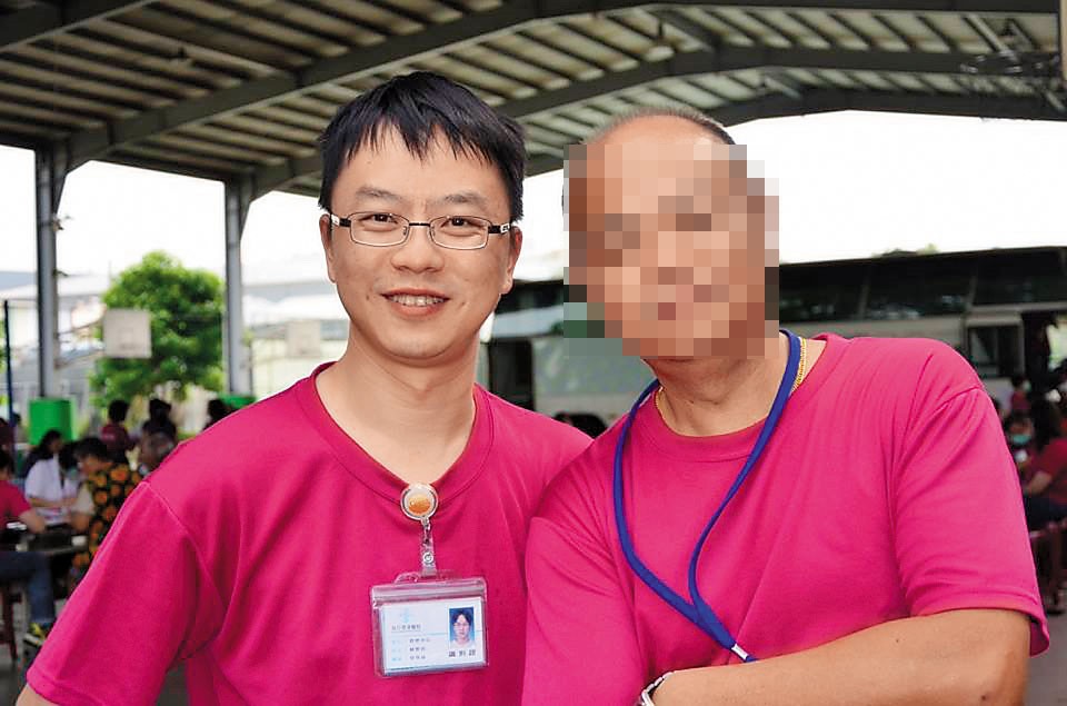 蘇俊忠（左）對於院內的騷擾和暴力行為視而不見，讓長輩生活在隨時被欺辱的恐懼中。（讀者提供）