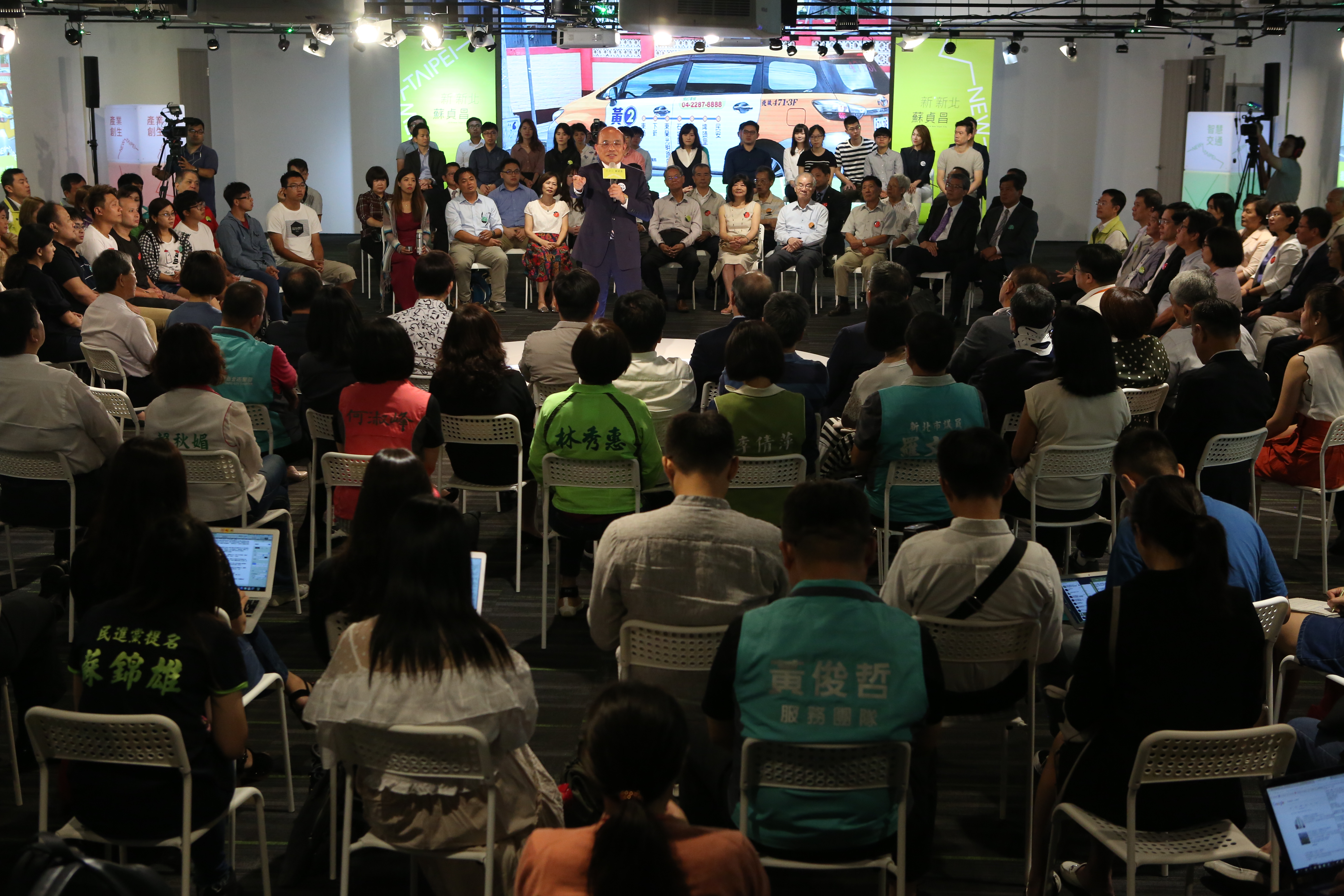 蘇貞昌以環形舞台發表政策主軸，象徵新北是環形城市。