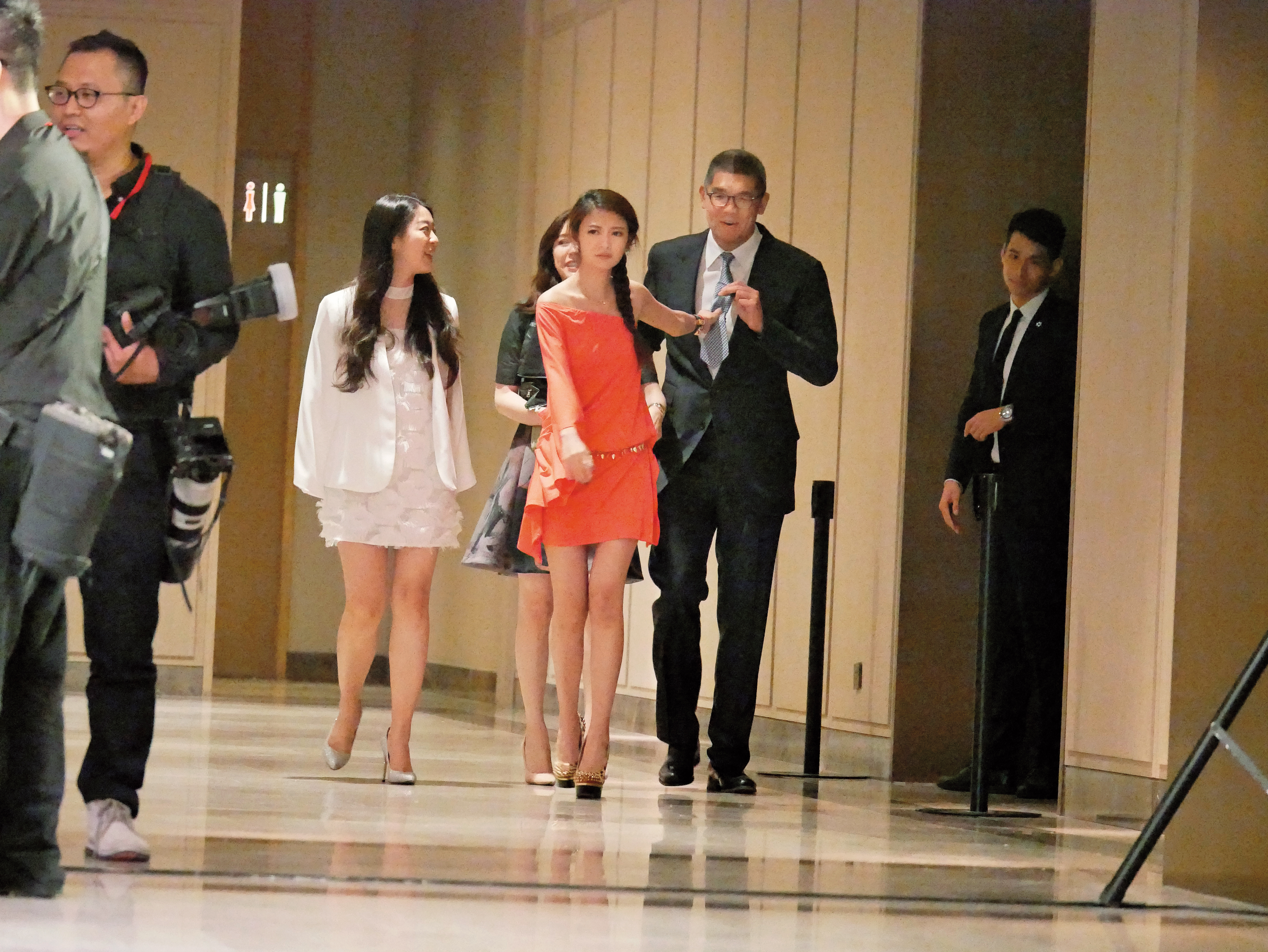 安以軒（前）跟連勝文（右）的交情，竟然好到女的可以遛男的，可見身為「茶街千金」，安以軒真的很多時候沒在怕。