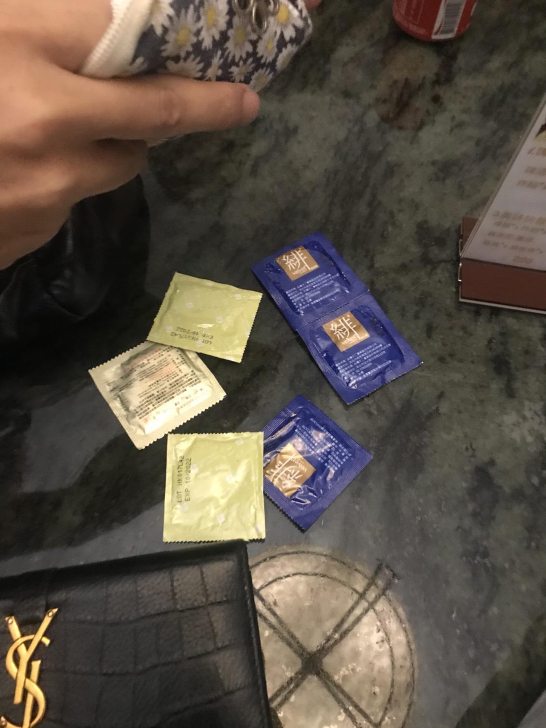 警方在李女包包起出多枚保險套等證物。（翻攝畫面）
