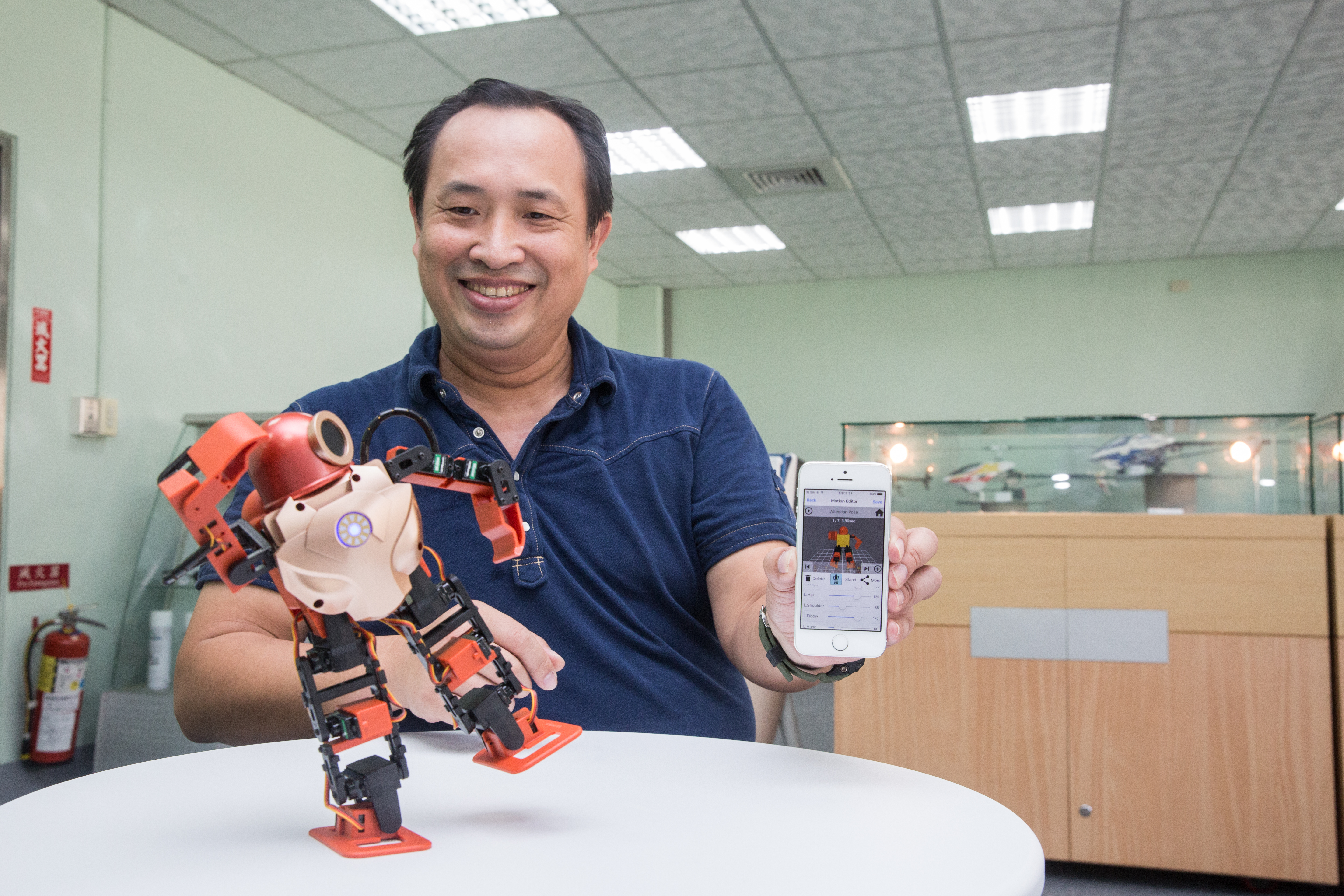 陳冠如帶領雷虎開發的智能機器人可以用APP遙控跳舞,也讓父親覺得有趣。