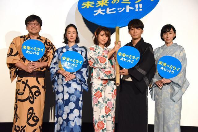 《未來的未來》在日本上映當晚,細田守帶著配音演員星野源、上白石萌歌、黑木華及麻生久美子,身穿浴衣現身電影院向觀眾致意。(傳影互動提供)