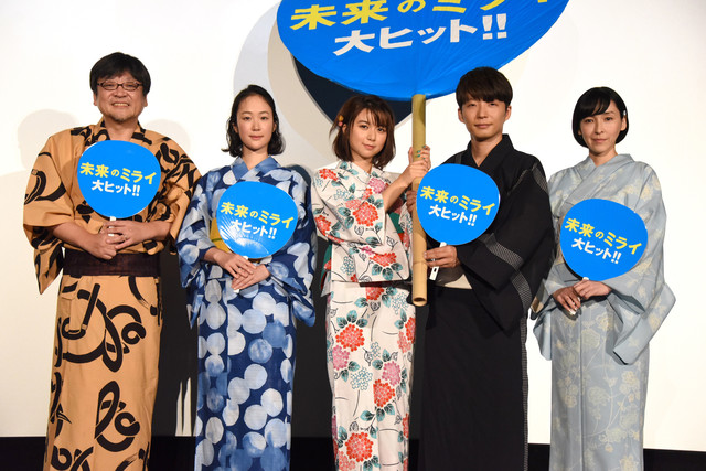 《未來的未來》在日本上映當晚，細田守帶著配音演員星野源、上白石萌歌、黑木華及麻生久美子，身穿浴衣現身電影院向觀眾致意。（傳影互動提供）