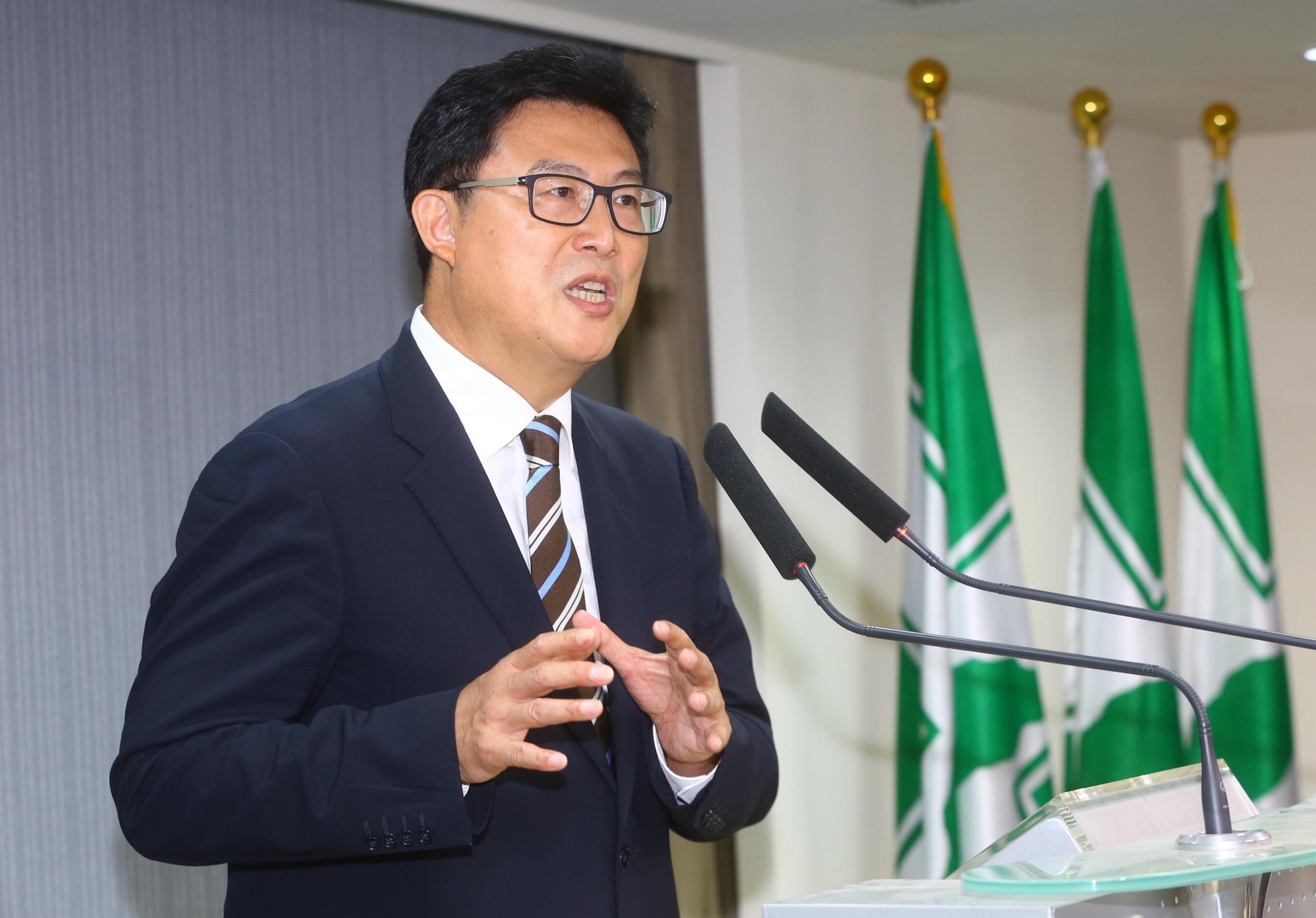 民進黨台北市長參選人姚文智,對中國施壓取消台中市主辦的東亞青運會非常不滿。