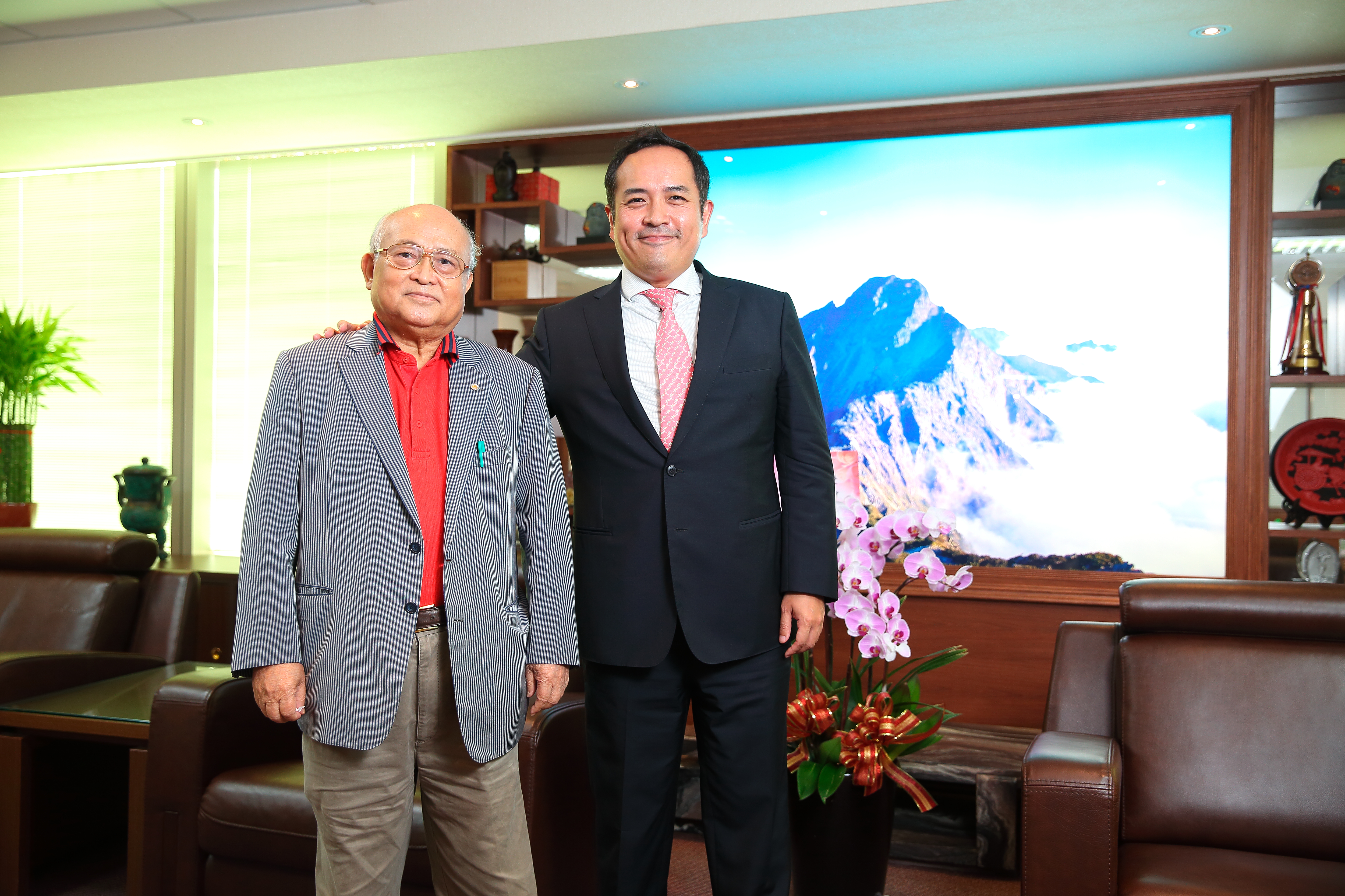 愛之味今年6月啟動世代交替，陳哲芳（左）將董座之位交給么子陳冠翰（右）。
