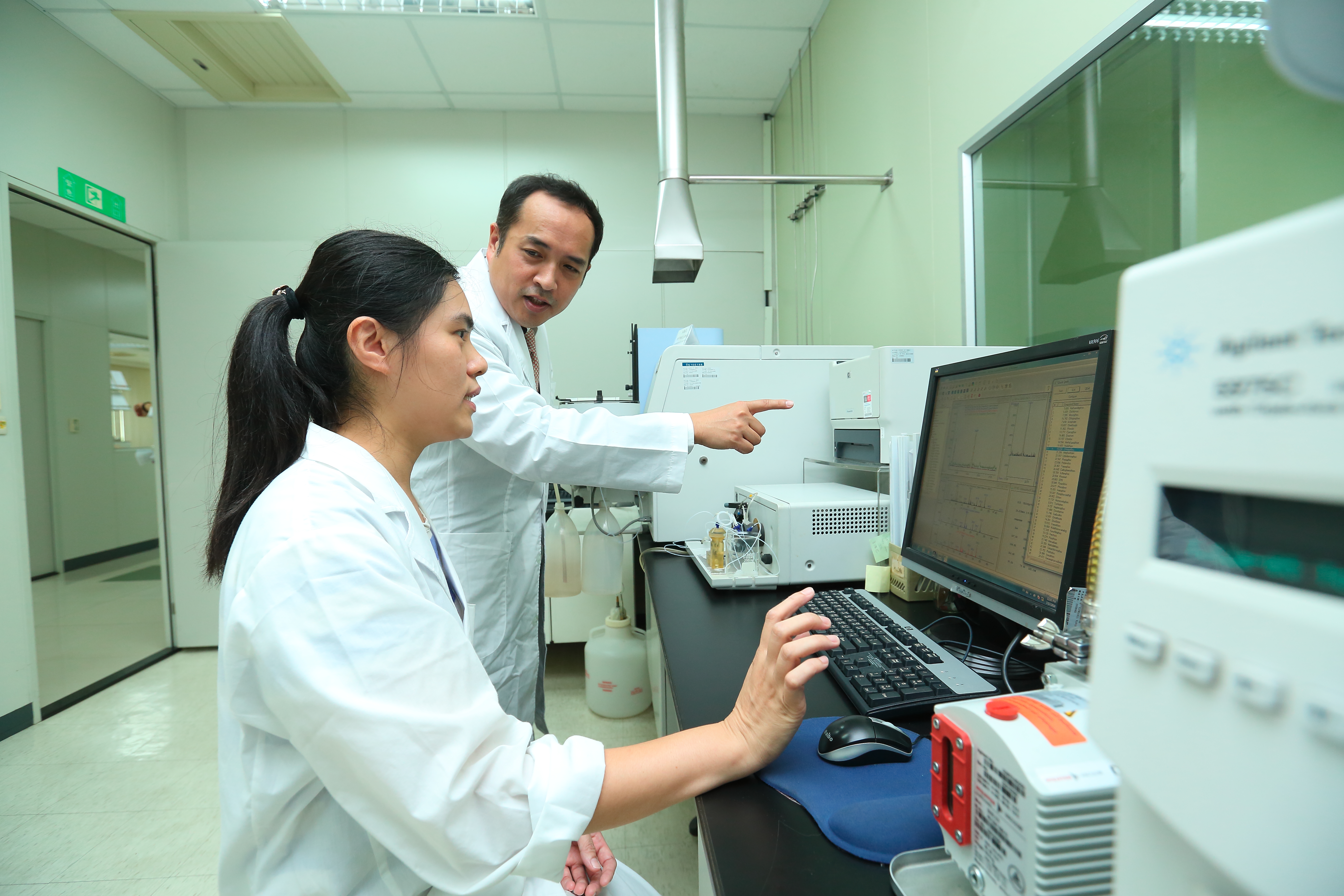 陳冠翰（後）擁有食品生技博士學位，對產品的研發、檢驗都很相當熟悉。