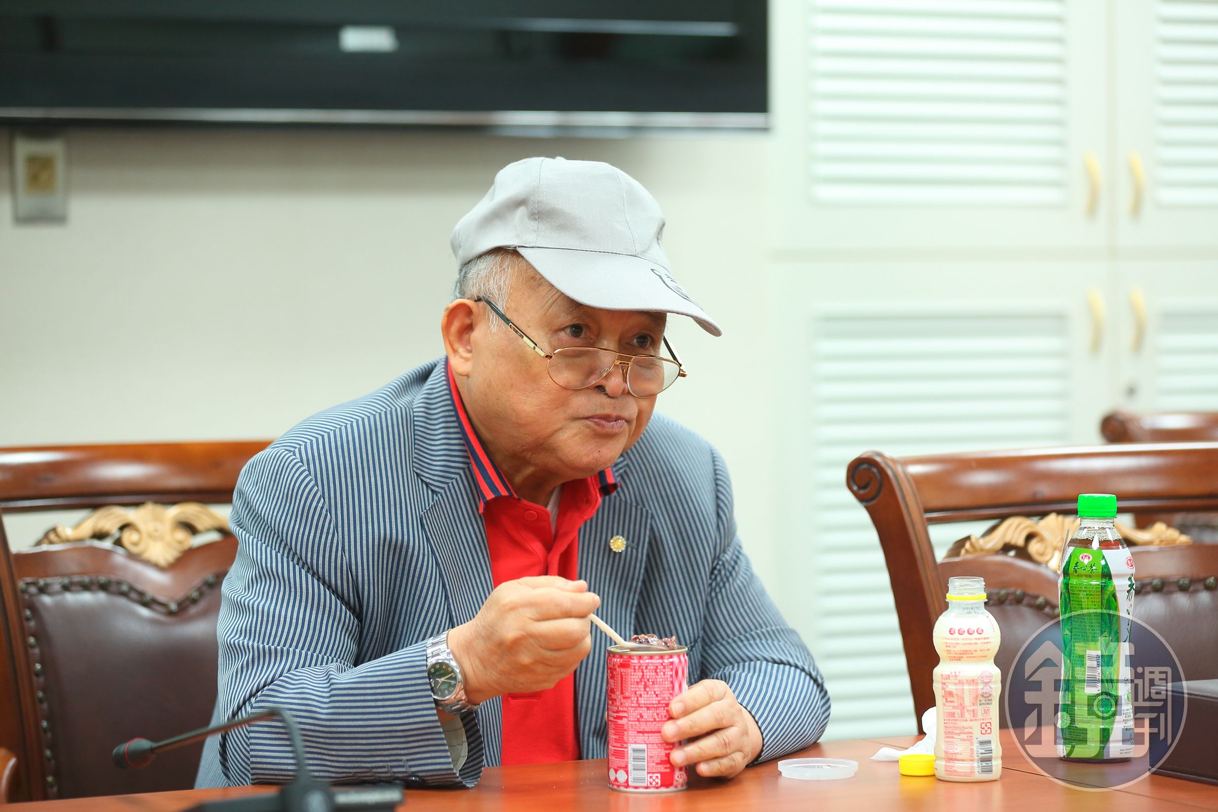 陳哲芳是集團點子王，也是最佳代言人，飯後還拿自家產品當點心。